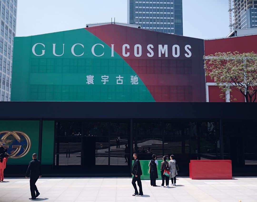 Vogue Taiwan Officialさんのインスタグラム写真 - (Vogue Taiwan OfficialInstagram)「#VogueFashionNow Gucci《寰宇古馳》上海典藏大展更多絕美空間、場地、物件照片釋出！八個展間以不同色調、風格規劃，迷幻且澎湃的裝置藝術，搭配Gucci經典包款和服裝，絕對可以說是今年最美的時尚藝術展！  #Gucci #寰宇古馳典藏展  #GucciCosmos @gucci  Photo by @nymphlee」4月27日 21時20分 - voguetaiwan