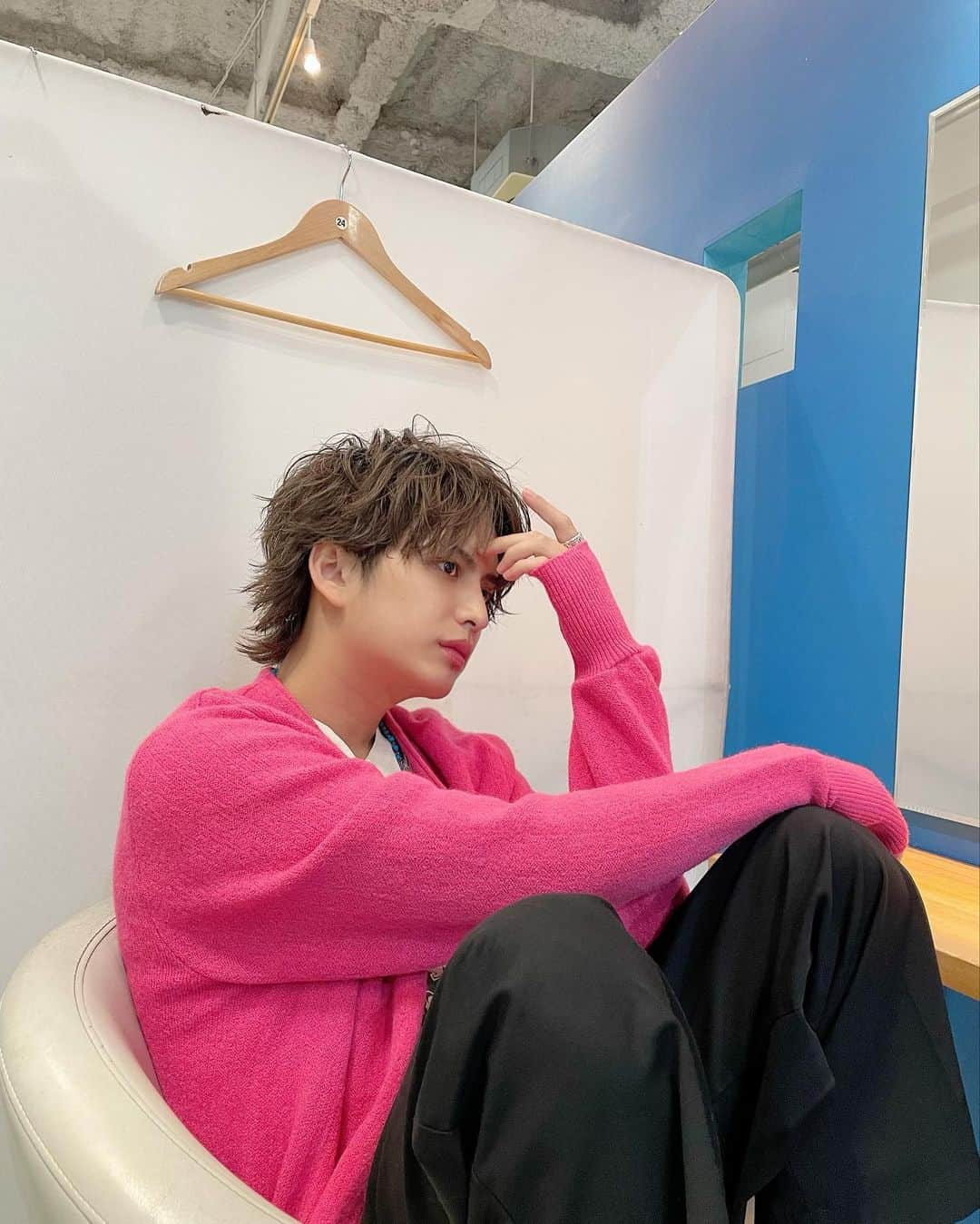 中島健のインスタグラム：「. ✂︎ Pink. #ピンクやないかい　#中島健  #近々楽しみな報告何個かあるとか無いとか」