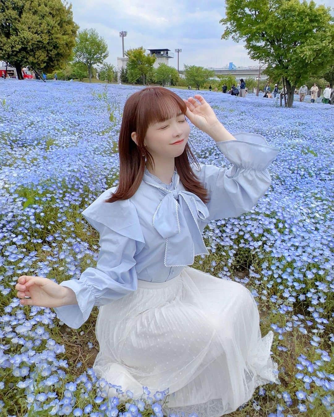 ハルナのインスタグラム：「． ． ⁡ ⁡ 初めてネモフィラ畑見れた 💍💙 ⁡ ． ． #過去pic #ネモフィラ #ネモフィラ畑 #舎人公園 #私服 #ブラウスコーデ #プチプラコーデ #フリルブラウス #水色コーデ#外ハネヘアアレンジ #ミディアムヘアアレンジ #簡単ヘアアレンジ #ヘアスタイル #ヘアアレンジ #ぱっつん前髪 #좋아요 #좋아요환영‪ #ootd #𝒊𝒏𝒔𝒕𝒂𝒈𝒐𝒐𝒅 #𝒊𝒏𝒔𝒕𝒂𝒍𝒊𝒌𝒆」