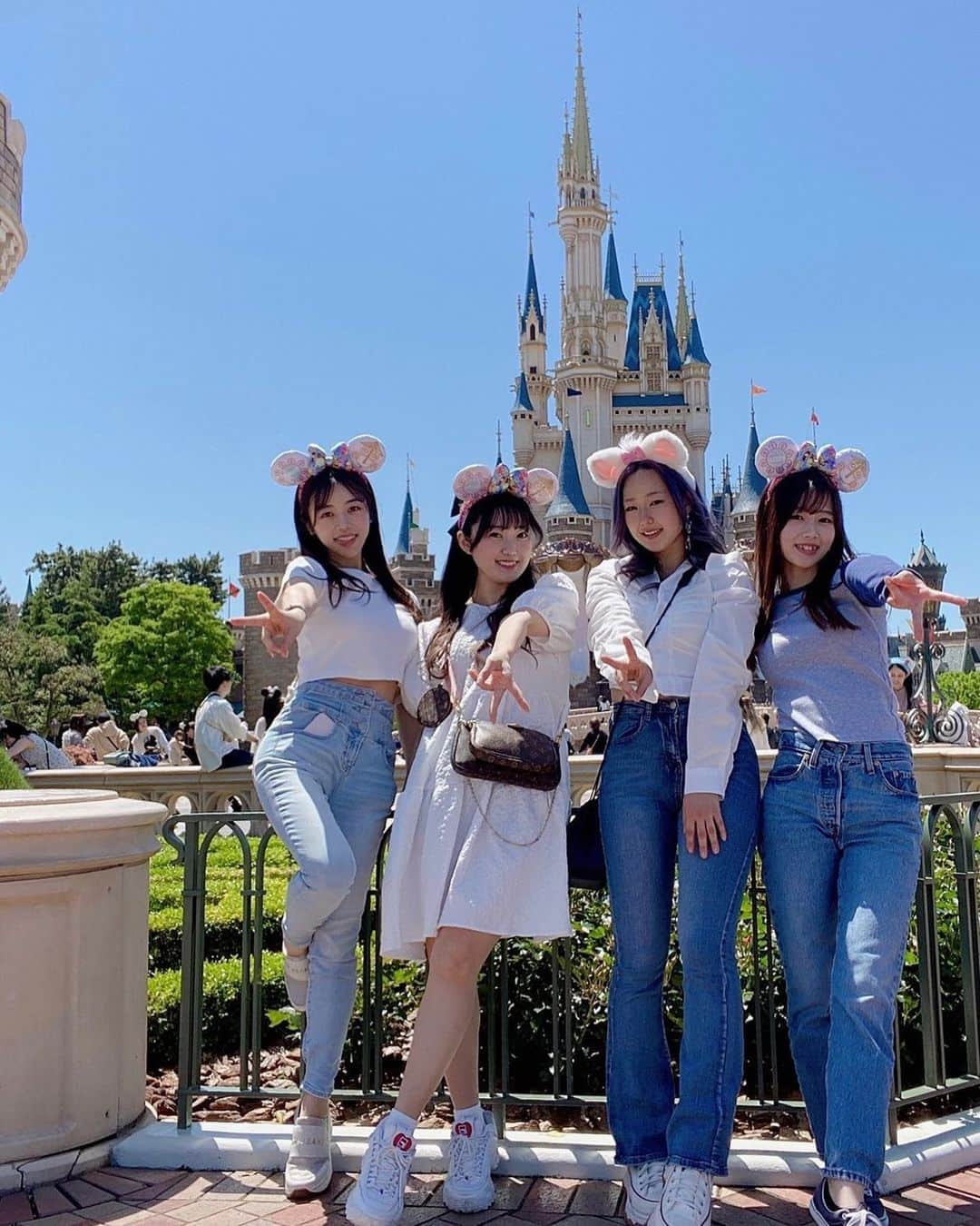 蓬田結梨杏さんのインスタグラム写真 - (蓬田結梨杏Instagram)「あと3のおねえさん達とディズニー🏰  　みんな美しい。」4月27日 21時22分 - yuria_yomogita