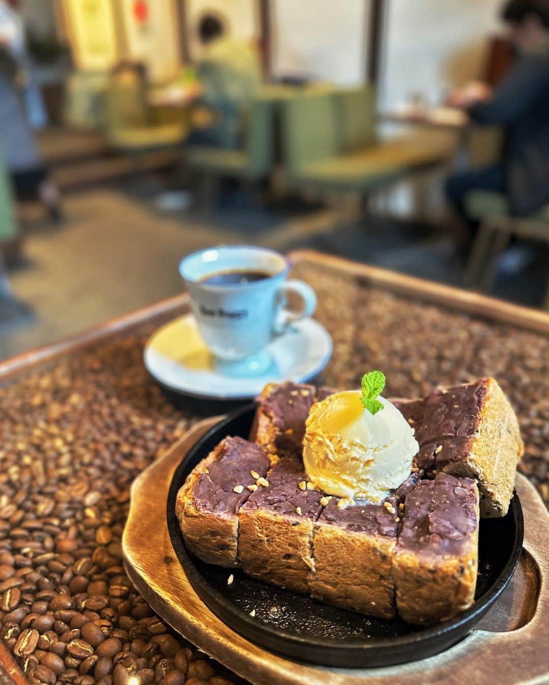 のインスタグラム：「名古屋の好きなお店 ⁡ ⁡ 喫茶ニューポピー☕️ @kissa_new_poppy  ⁡  行ったら絶対 鉄板小倉トースト🍞 アイスが乗っかってて、 鉄板熱々なうちにコーヒーソースをかける。 餡が甘すぎないからアイスがちょうどいい☺️ ⁡ ⁡ ᐝ𖠚⢀⢄༶ ᐝ𖠚⢀⢄༶ ᐝ𖠚⢀⢄༶ ᐝ𖠚⢀⢄༶ ᐝ𖠚⢀⢄༶ᐝ𖠚 ⁡ #喫茶ニューポピー #小倉トースト #名古屋 #名古屋モーニング ⁡」