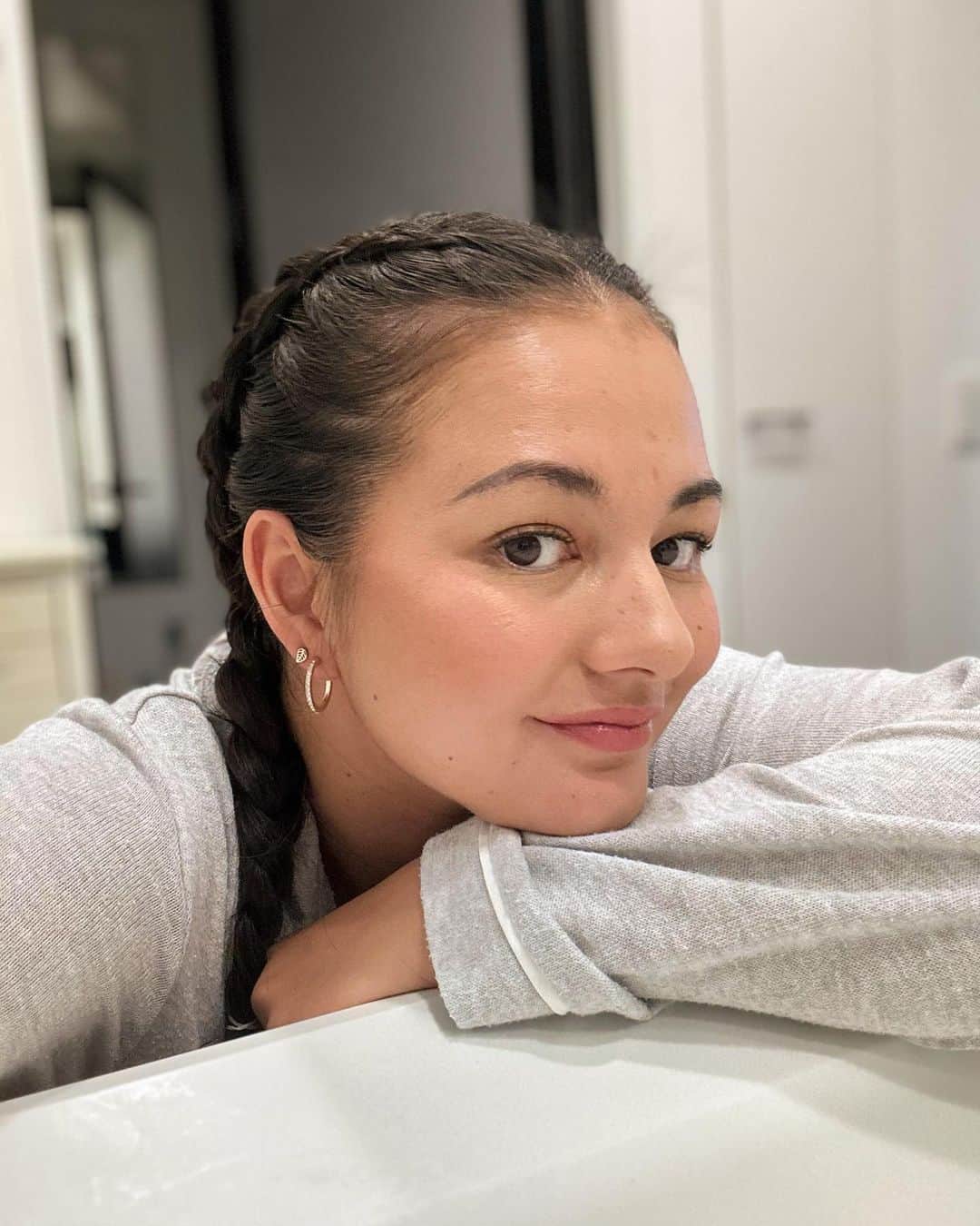 エリナ シルカのインスタグラム：「最近自分でヘアメイクするのが多いけど、 何が正解なのか分からなくなってきた😀😂　 でもふんわりよりキッチリメイクのが好きかも💄」