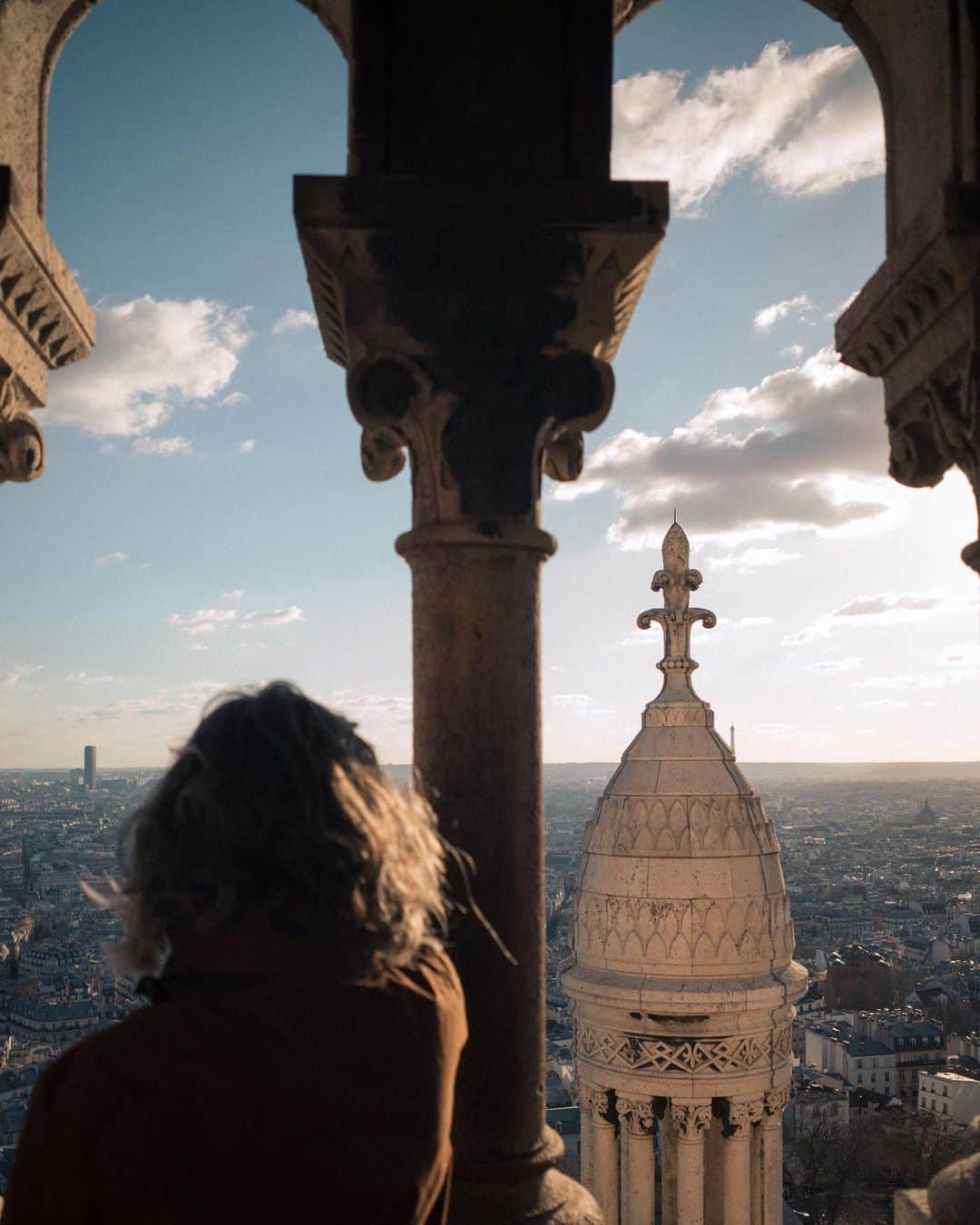 Putri Anindyaのインスタグラム：「Overlooking Paris //  Scenes from Sacré Cœur. I spent rest of sunday afternoon at the tower of the lovely basilica that nested on the top of the hill of Montmartre. These are the scenes from unfamiliar and familiar people that I met ✨  which one of these that resonate with you most?   And of course a portrait of myself at the end of this carousel with teeny tiny lady la tour eiffel that taken by @mamiko_0907   #ricohgr3 #ricoh #paris #sacrecoeur」