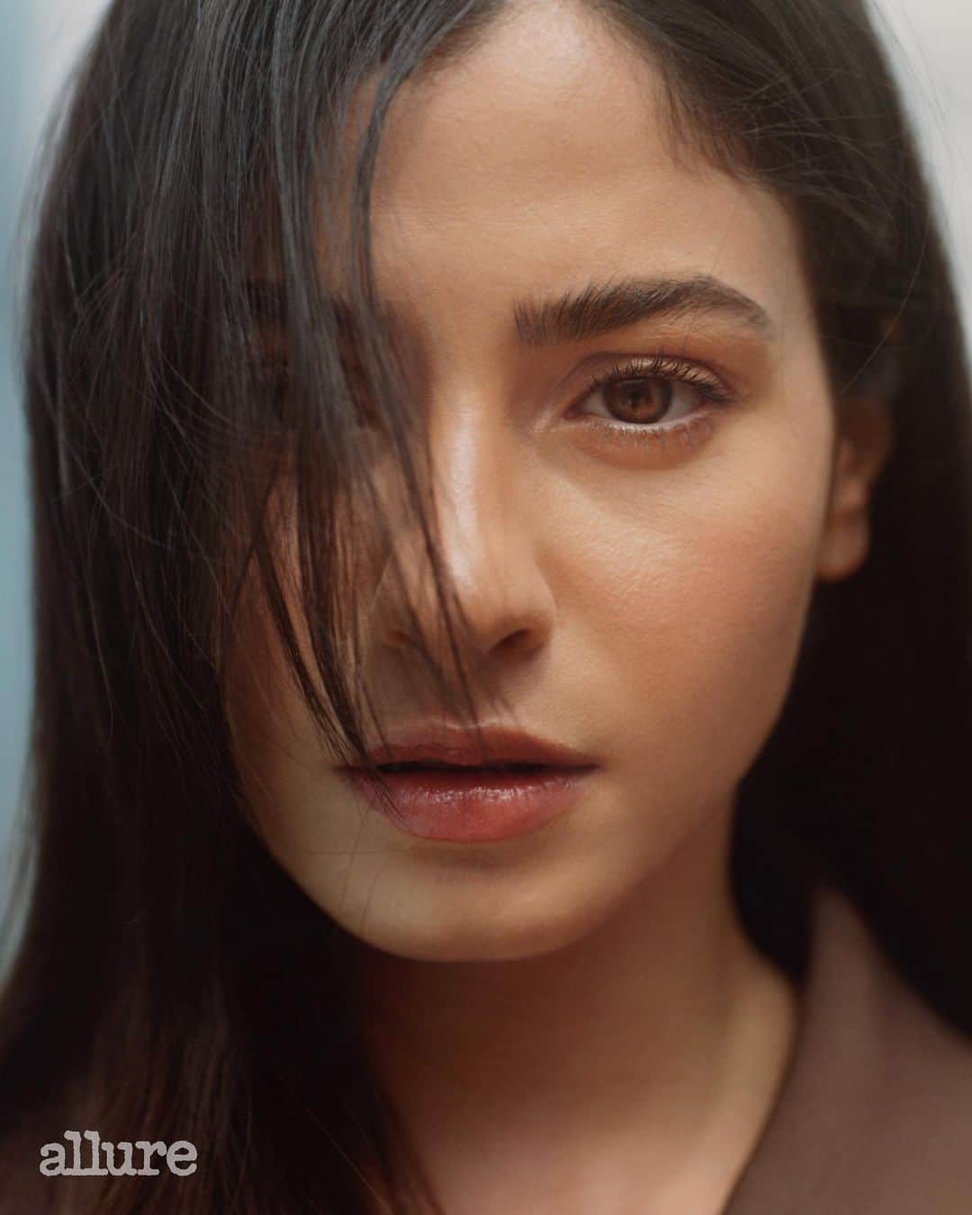 のインスタグラム：「In 2015, 17-year-old @yusramardini fled war-torn Syria with her sister, Sara, and, as they made their way from Turkey to Greece, spent three hours swimming across the Aegean Sea while stabilizing a small boat that held 18 other refugees. The incredible story is documented in @netflix’s The Swimmers. But now, Mardini is the narrator of the rest of her life. At the #linkinbio, writer @honeyharjar talks to Mardini about where her journey in the years since has led her, including the Olympics and a runway show for @boss.   Photographer:	Pat Martin	@patmartin__	 Hair & Makeup: Natalie Ventola @nattiventi Writer: @honeyjarhajar Location: L'Ermitage Beverly Hills @lermitagebh」