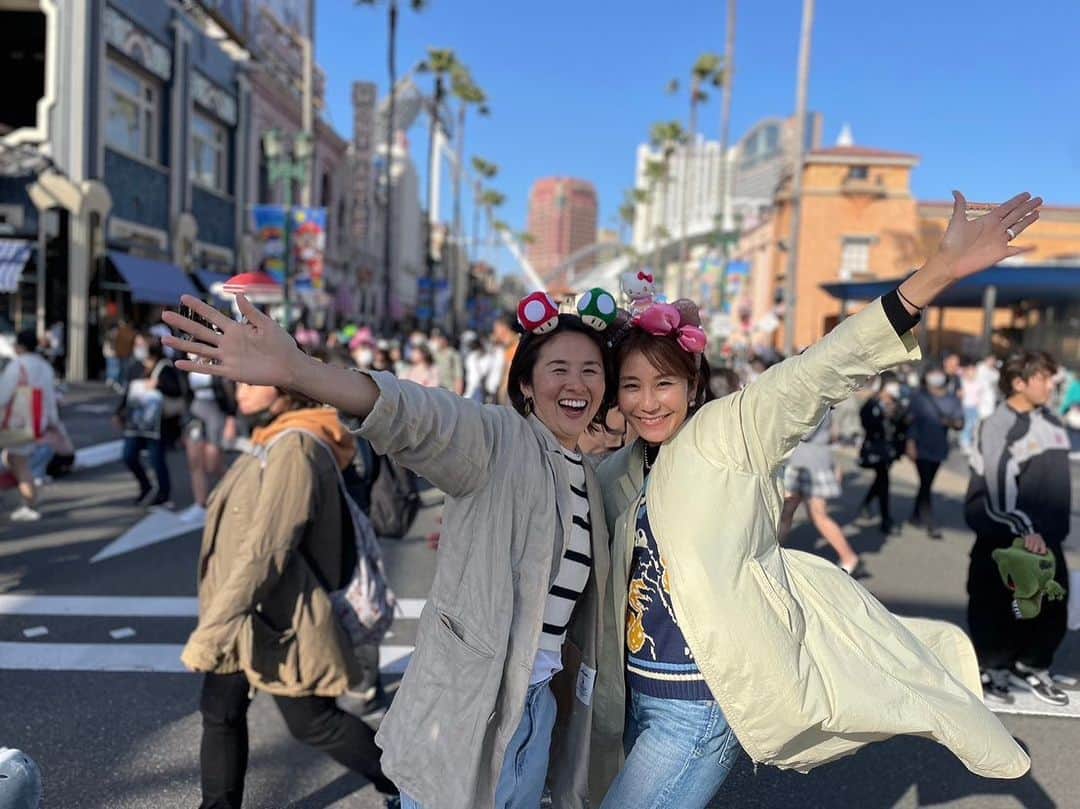森上亜希子のインスタグラム：「かなりの時差投稿になっちゃったけど、大好きな山下ファミリーが大阪に‼️  めぐちゃんとは初めて出会ったのは全国小学生大会かなぁ。 何十年前⁉️って感じだけど。笑  私はプロの道へ進んでめぐちゃんは大学へ進み、進んだ道は違っても今でもこうやって会える事が本当に嬉しいし幸せ‼️  めぐちゃんファミリーとのUSJと道頓堀ツアー最高に楽しかった♡  いつでも待ってるよ〜！  4枚目・・・射的をする和夏ちゃんに真剣に教える私を激写されてた😭 お遊びの射的を真剣に教える私🤦‍♀️ 和夏ちゃん、失礼致しました🙏  #同期 #同級生 #戦友 #仲間 #tennis #テニス #感謝 #usj」