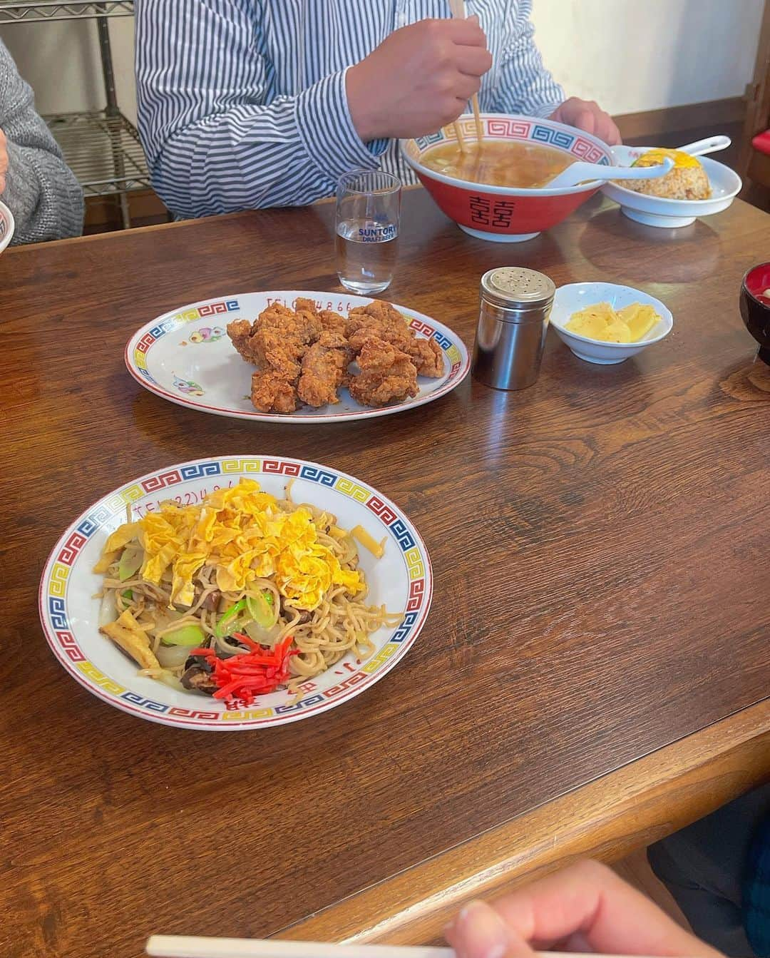 森下千里さんのインスタグラム写真 - (森下千里Instagram)「連日。焼きそば🥢  母とふたりで、 次の日は事務所のみんなで。  偶然にも知人に遭遇。  「美味しいところ知ってますね」って。 嬉しい褒め言葉😋」4月27日 21時32分 - morishitachii