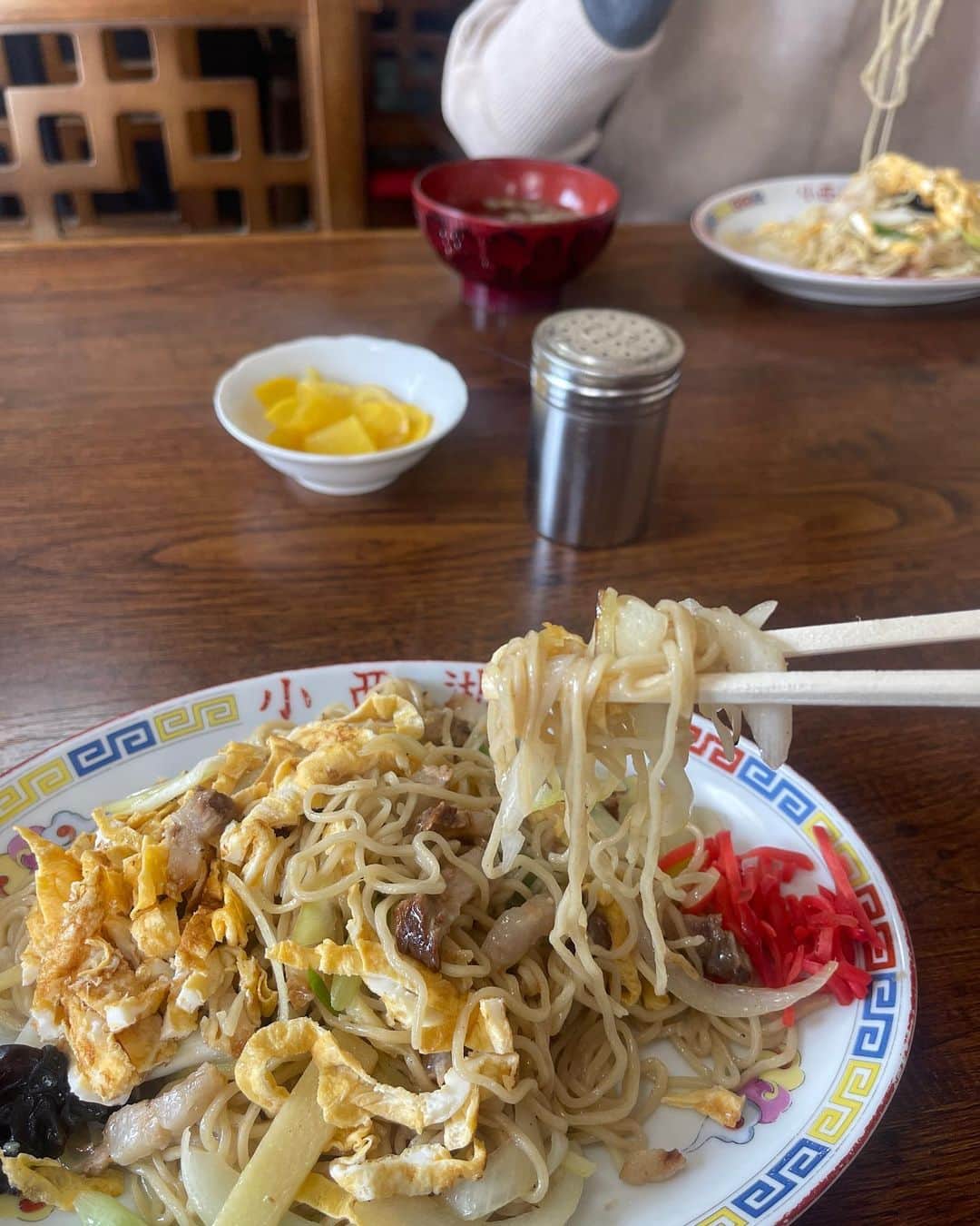 森下千里のインスタグラム：「連日。焼きそば🥢  母とふたりで、 次の日は事務所のみんなで。  偶然にも知人に遭遇。  「美味しいところ知ってますね」って。 嬉しい褒め言葉😋」