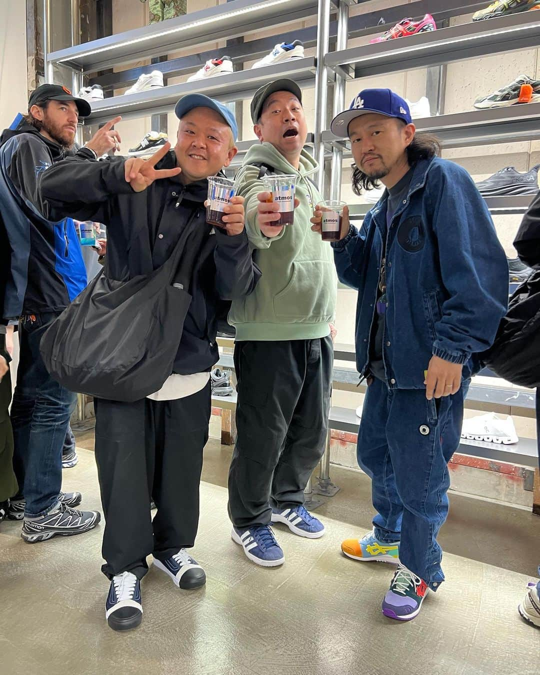 赤羽のインスタグラム：「atmos blue 表参道さんが リニューアルオープンしたので、 RGさんとクボティさんと行ってまいりました！！ おめでとうございます㊗️  @rgrazorramon  @kuboty666   みなさん、カッコいいスニーカーでした！！  僕は @allweatherproof  のVANSでキメてきました！  ありがとうございました！  @atmos_japan」