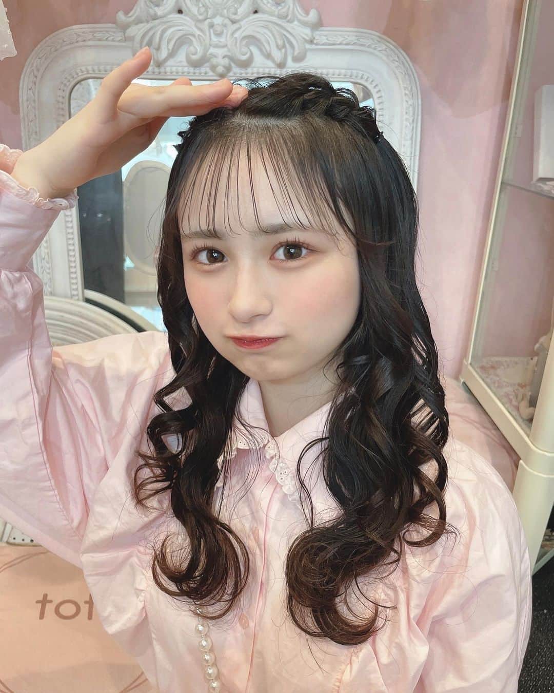 のインスタグラム：「もう夏だねぇ〜🩰💙  いつも可愛いまつ毛作って下さる、るなさん(@_runa928 )🫶🏻ありがとうございますっ‼︎  ヘアアレンジは(@__harugram.7 )さんにして頂きましたっ😳初めましてだったけどとっても楽しかった🤍ありがとうございました！」