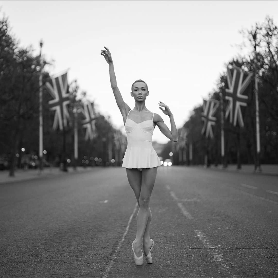 ballerina projectのインスタグラム：「𝐈𝐚𝐧𝐚 𝐒𝐚𝐥𝐞𝐧𝐤𝐨 in London.   @iana_salenko #ballerinaproject #themall #london #ballerina #ballet #dance   Ballerina Project 𝗹𝗮𝗿𝗴𝗲 𝗳𝗼𝗿𝗺𝗮𝘁 𝗹𝗶𝗺𝗶𝘁𝗲𝗱 𝗲𝗱𝘁𝗶𝗼𝗻 𝗽𝗿𝗶𝗻𝘁𝘀 and 𝗜𝗻𝘀𝘁𝗮𝘅 𝗰𝗼𝗹𝗹𝗲𝗰𝘁𝗶𝗼𝗻𝘀 on sale in our Etsy store. Link is located in our bio.  𝙎𝙪𝙗𝙨𝙘𝙧𝙞𝙗𝙚 to the 𝐁𝐚𝐥𝐥𝐞𝐫𝐢𝐧𝐚 𝐏𝐫𝐨𝐣𝐞𝐜𝐭 on Instagram to have access to exclusive and never seen before content. 🩰」