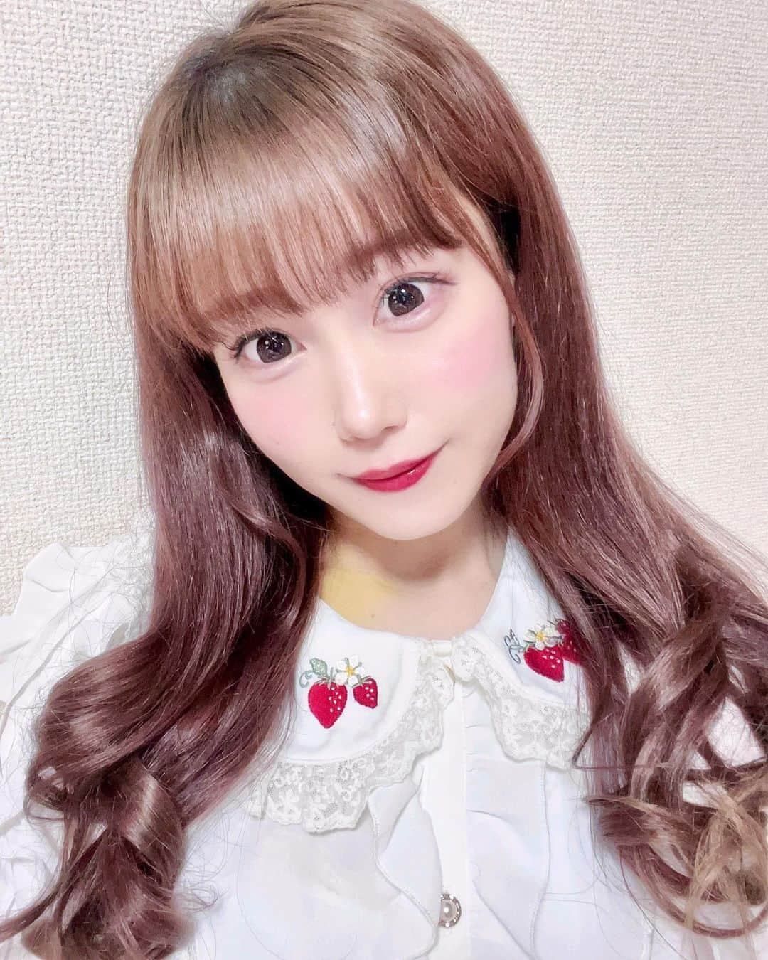 雨宮真梨子さんのインスタグラム写真 - (雨宮真梨子Instagram)「⁡ ⁡ 久しぶりの自撮り🐰🎀🍓 病院に行く時に久しぶりにメイクしたよ💄✨ ⁡ 退院して1週間くらい🏥！ 親戚、お友達、知り合い、みんなから 心配の言葉を沢山貰って凄く元気出た😭✨ ありがとう( ；ᵕ； ) ⁡ ⁡ ⁡ ⁡ ⁡ #交通事故 #交通事故治療 #自撮り #自撮り界隈 #自撮り女子 #可愛い女の子 #退院 #退院しました #selfie #axesfemme #axesfemmeでもっとつながろう #axesfemmekawaii #ヘアアレンジ #lolita #lolitafashion #lolitagirl #lolitastyle #sweetlolita #kawaiigirl #kawaiifashion」4月27日 21時36分 - mariko_amemiya101