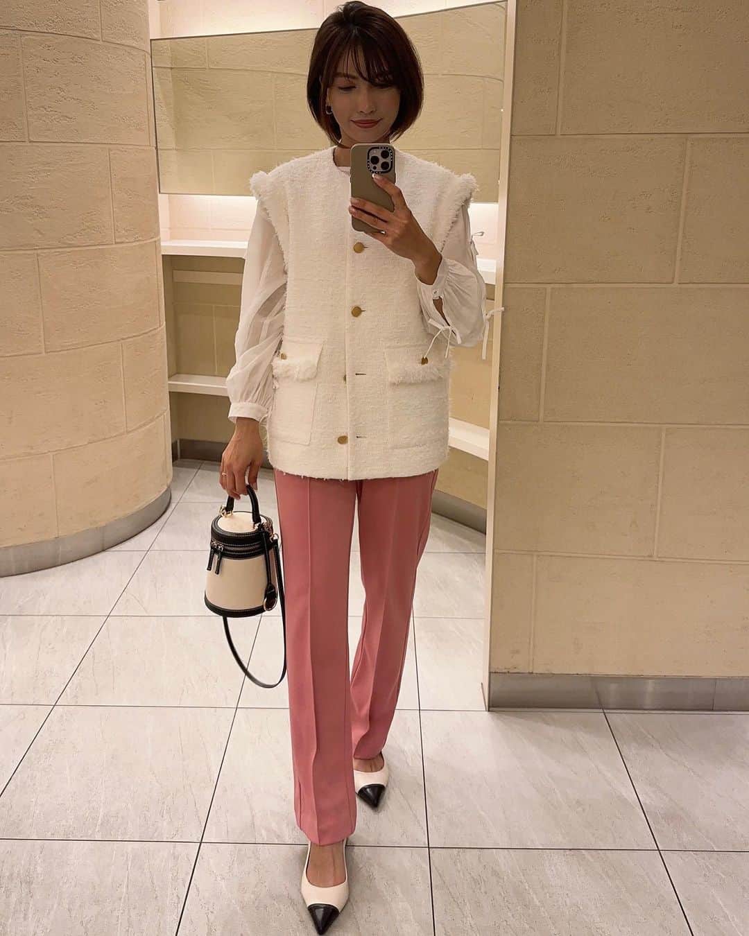 のインスタグラム：「久しぶりに1日OFFの日🙏 お天気も良くて大好きなみくちゃんとテラスランチ🍽️✨ 程よく日陰もあって気持ち良かった🌿これからの季節テラスは最高ですね☀️🌿 いつもピラティスでは会っていたんですが、ゆっくり話しながらランチはかなり久しぶりすぎて仕事の話から、美容、育児の話までたくさん話したけど全然時間が足りない🤣 娘のお迎えまでの時間ギリギリまでいて、危うくバス🚌間に合わなそうで猛ダッシュ🚲で帰ってなんとかピックアップ😆 そんな貴重なお休みでした💗 またツィードベスト着てる🤭  #ピラティス #ピラティスインストラクタ #ママ #2児ママ #2人育児 #男の子ママ #女の子ママ #ootd #今日のコーデ #ママコーデ #デニムコーデ #ベストコーデ #ツイードベスト #シンプルコーデ #30代ママ #アラフォーママ #30代ママコーデ #pilatesinstructor #todayfashion #outfit #fashion #coordinate #cadune #unitedarrows #mama #mamafashion #mamacoordinate #mamalife」