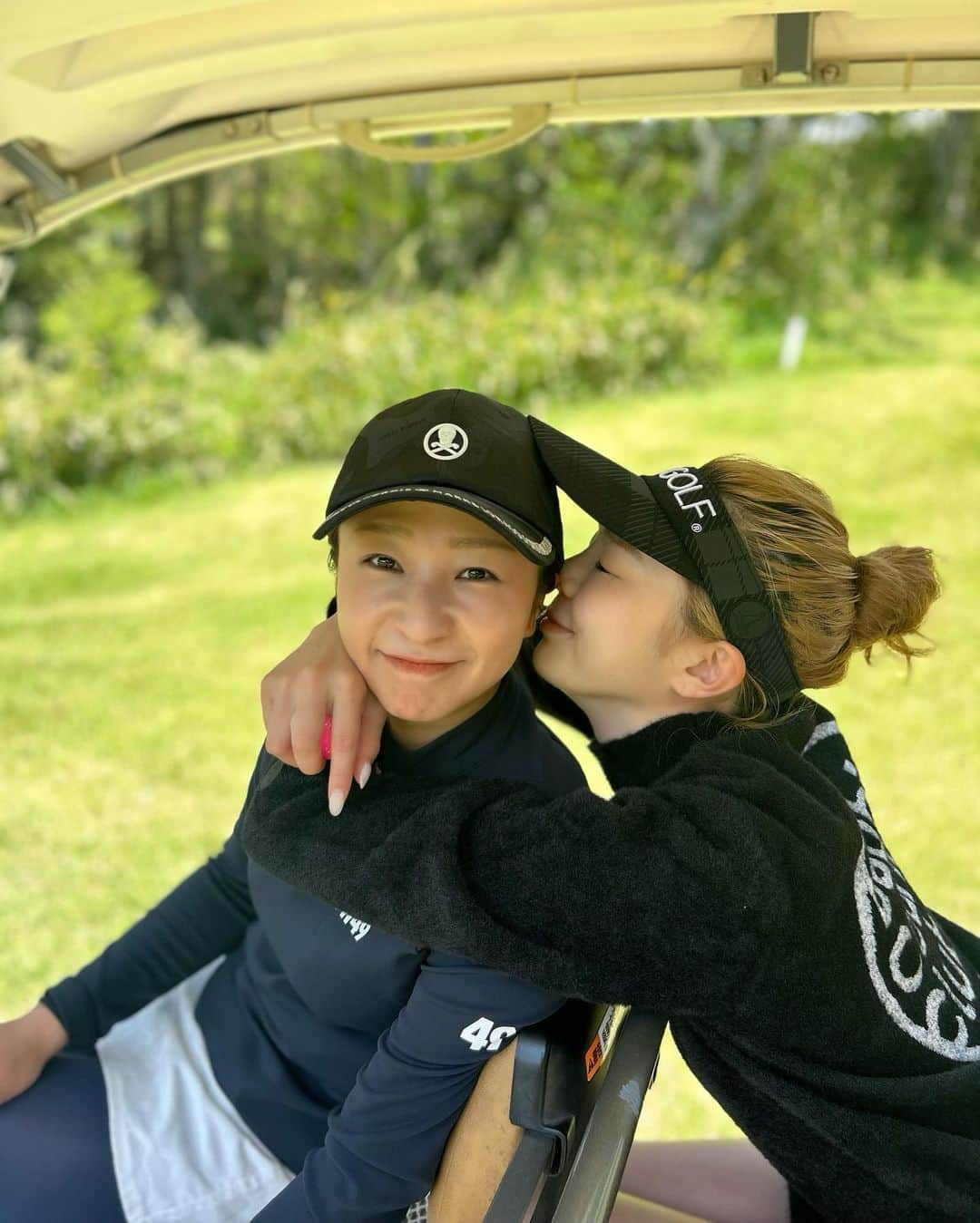 美舞のインスタグラム：「. . スコア🔴88. 一方的な愛が溢れてるね😉❤️笑　 ひっさびさに 🔴90切れたのが嬉しいので、 記念に投稿しておこう、、。 84の目標までは険しい道のりです🤯🤯🤯 100叩く日もある、波瀾万丈ゴルファー。 . #福岡　#ゴルフ　#golfswing #golf #ゴルフ女子 #ゴルフコーデ　#ゴルフウェア  #fr2golf」