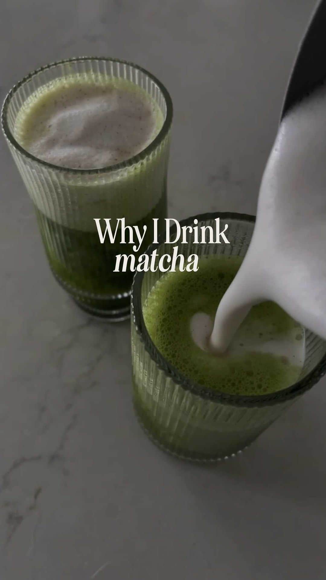 Stephanie Sterjovskiのインスタグラム：「Matcha has become super “trendy” but this healing drink has been around for over a thousand years. I love sipping on a cup after lunch because it activates thermogenesis to digest food, gives me a boost in that afternoon slump (without the crash) and helps increase my focus. Not to mention matcha is powerful for (but not limited to): 🍵 Antioxidants 🍵 Breast Health 🍵 Glowing Skin 🍵 Phytonutrients & more! Always get organic, ceremonial-grade matcha for the full benefits. I love @piquelife because their matcha is quadruple toxin screened and come in these handy individual packets that make it easy to take with you on the go. 💚 #matchabenefits #matchalatte #holistichealth #hormonehealth #hormonehealing」