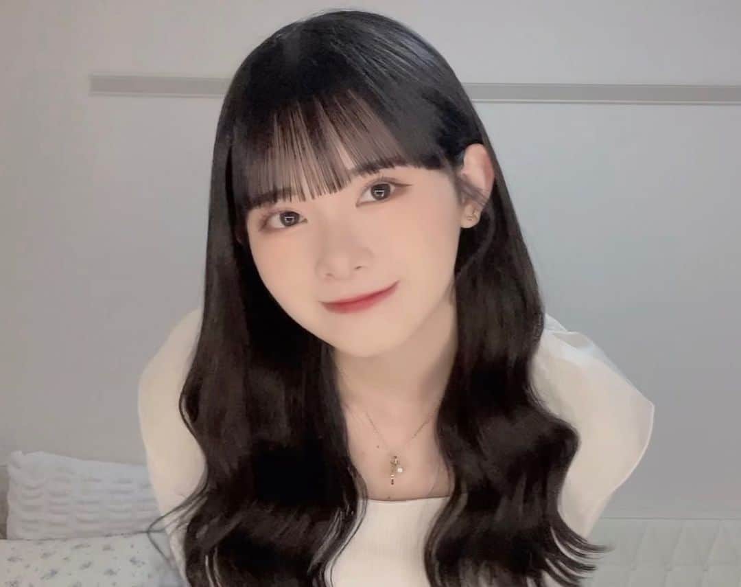 山﨑夢羽のインスタグラム：「． 巻き巻き   #BEYOOOOONDS #山﨑夢羽 #02  #動画の切り抜きだから画質悪め   #ごめん寝 #巻き髪 #ヘアアレンジ  #今日 #暖かい #最高 #夏来い」