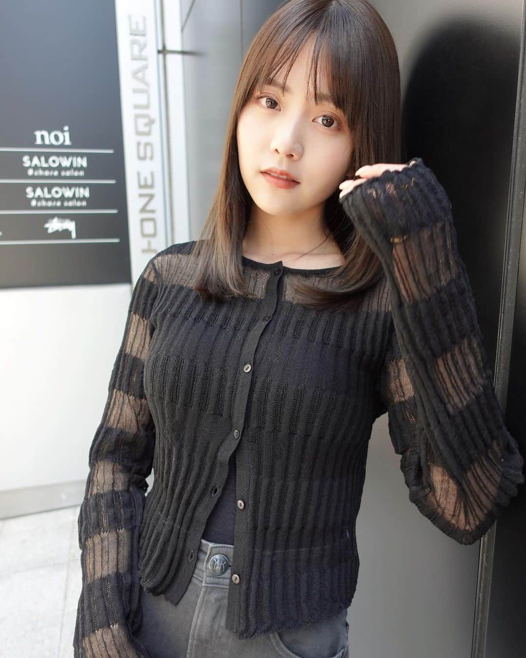 OYAMA KENICHIのインスタグラム：「前髪カット ✂︎  目にかからないラインでカットしてます❤︎  #前髪カット #シースルーバング #バングカット #レイヤーカット #ミディアムヘア #ワンカール」