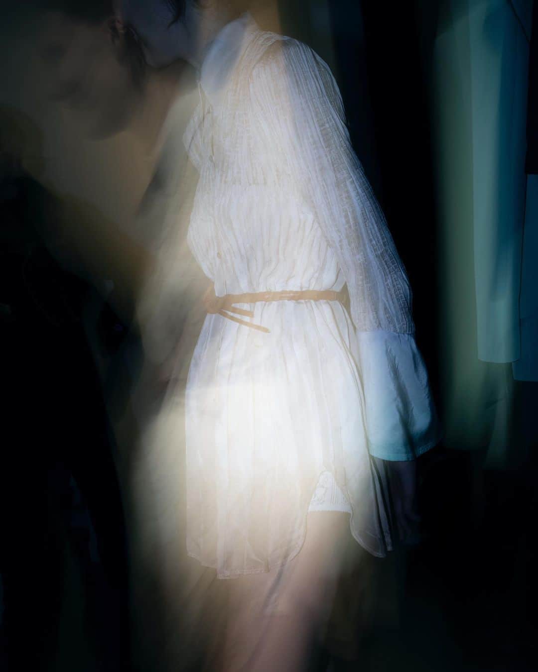 黒河内真衣子のインスタグラム：「"Arimatsu Shibori" Ombre Dyed Silk Shirt styled with Basket Detailed Leather Belt shot at the backstage of @parisfashionweek  📸 @yuichironoda   #mamekurogouchi」