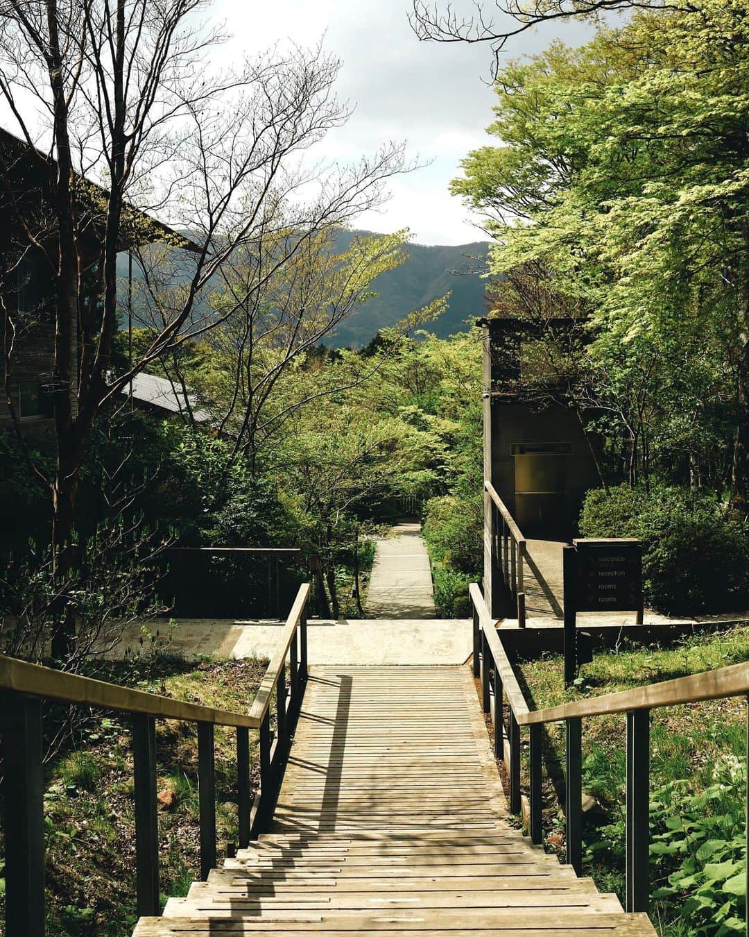 NEST INN HAKONE | 俵石閣のインスタグラム：「. 新緑あふれるföreの外階段。  敷地内の移動もまるで 森の中の探検かのような気分で 散策することができます。  新緑の美しさを感じながら、 滞在をご堪能ください。  #箱根リトリートフォーレ #箱根リトリートföre #箱根リトリートfore #箱根 #箱根ホテル  #hakoneretreatfore #hakoneretreatföre #hakoneretreat #箱根リトリート」