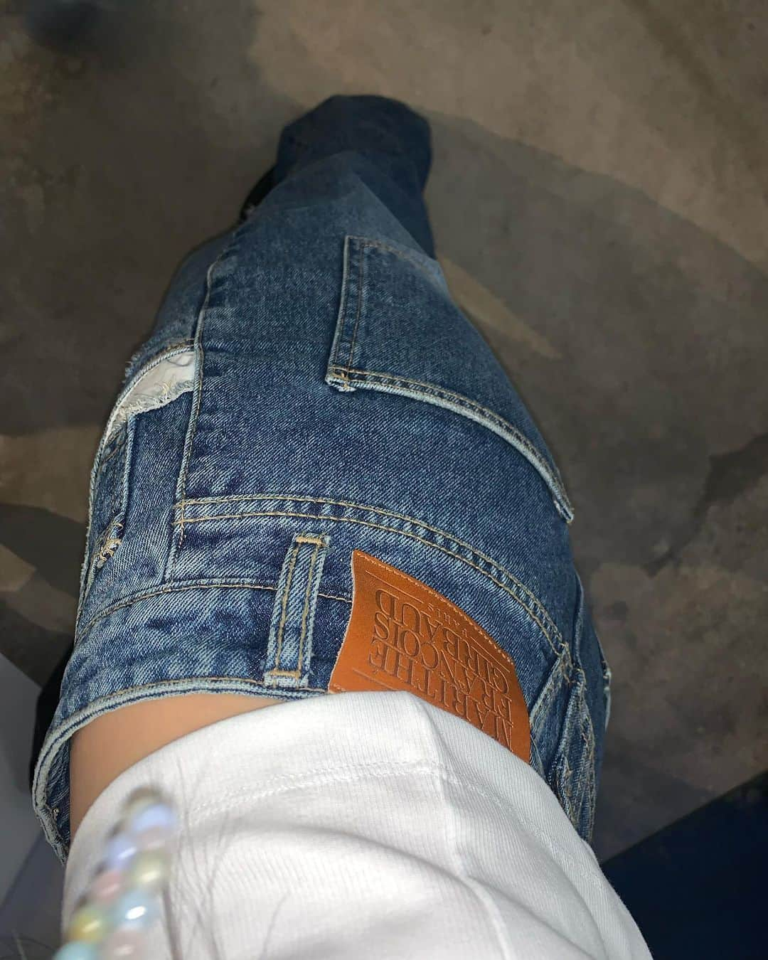 solsolさんのインスタグラム写真 - (solsolInstagram)「#광고 🩵IMAGINE,DENIM👖 얼마 전 소개했던 마리떼 연청에 이어,, 진청도 겟겟🌹마리떼 데님입구 마리떼의 국내 첫 팝업 스토어 다녀왔어요🪽마리떼 데님이 지닌 헤리티지에 대한 탐구와 본질에 대해 자유롭고 대담한 무드로 담아낸 마리떼의 컨셉추얼한 공간이에요🏛️  🏷️ 10만원 이상 구매 시 익스클루시브 그래픽 티셔츠 제작, 매일 선착순 300명 100% 당첨 럭키 드로우, SNS 인증 시 데님 에코백 증정, 전 상품 10% 할인 등등 다양한 이벤트 혜택도 받아보세요😊 🏷️ 성수동 비컨 스튜디오 (성수이로18길 8, 1층) 4/28~5/7일  11am~7pm  #마리떼프랑소와저버 #마리떼 #마리떼팝업 #이매진데님」4月27日 21時41分 - solwlyy