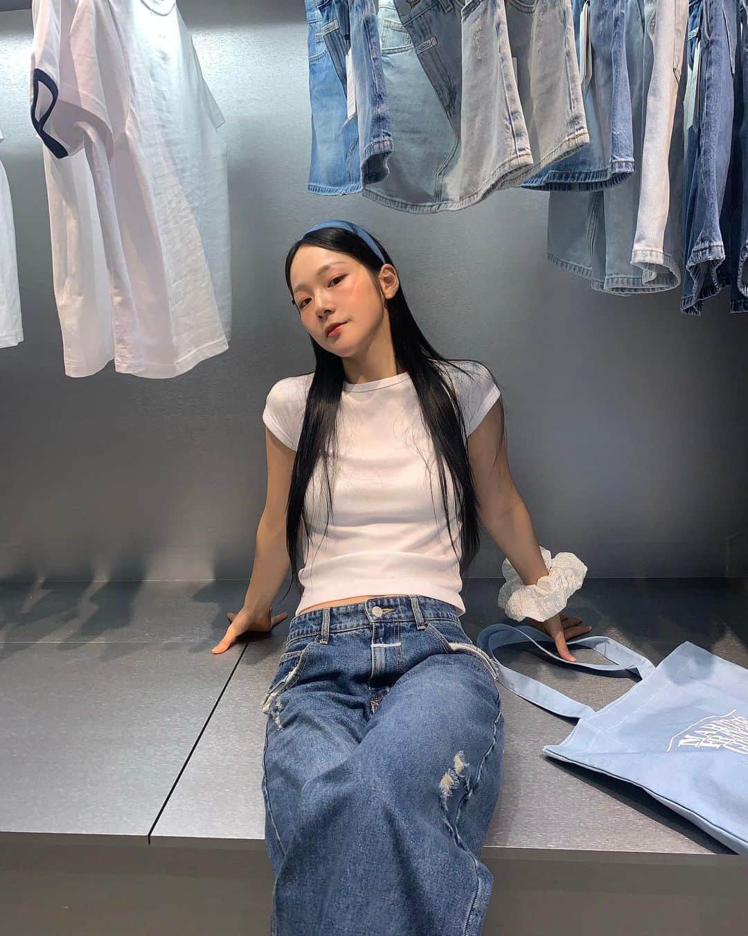 solsolさんのインスタグラム写真 - (solsolInstagram)「#광고 🩵IMAGINE,DENIM👖 얼마 전 소개했던 마리떼 연청에 이어,, 진청도 겟겟🌹마리떼 데님입구 마리떼의 국내 첫 팝업 스토어 다녀왔어요🪽마리떼 데님이 지닌 헤리티지에 대한 탐구와 본질에 대해 자유롭고 대담한 무드로 담아낸 마리떼의 컨셉추얼한 공간이에요🏛️  🏷️ 10만원 이상 구매 시 익스클루시브 그래픽 티셔츠 제작, 매일 선착순 300명 100% 당첨 럭키 드로우, SNS 인증 시 데님 에코백 증정, 전 상품 10% 할인 등등 다양한 이벤트 혜택도 받아보세요😊 🏷️ 성수동 비컨 스튜디오 (성수이로18길 8, 1층) 4/28~5/7일  11am~7pm  #마리떼프랑소와저버 #마리떼 #마리떼팝업 #이매진데님」4月27日 21時41分 - solwlyy