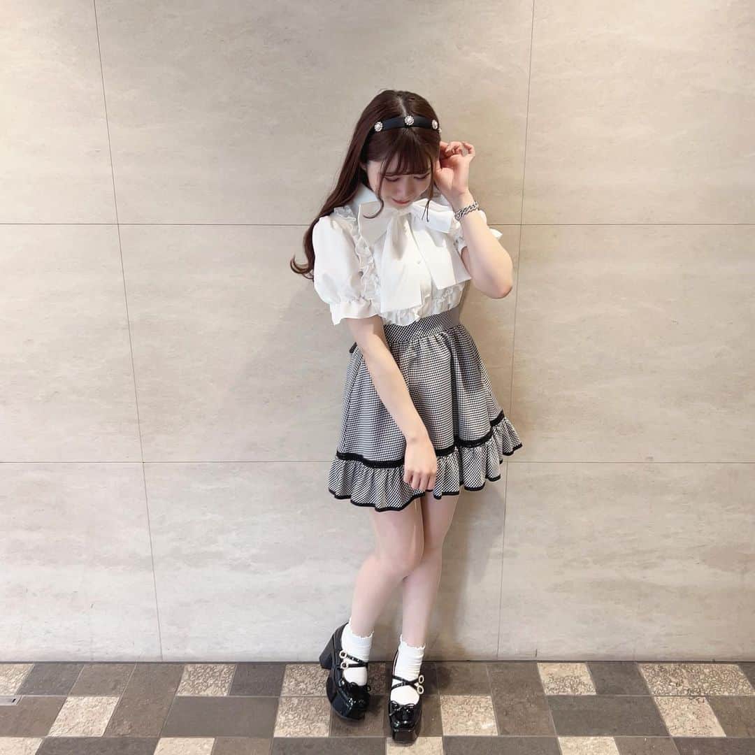 evelyn.coordinateのインスタグラム：「▹◃┄▸◂┄▹◃┄▸◂┄▹◃┄▸◂┄▹◃ ・ ・ ・ #シアーリボンbs ¥6,900 #リボンギャザーsk ¥6,900 #メリージェーン厚底ローファー ¥8,500 ・ ・ ・ 王道ガーリーコーデ🐇🪄 ブラウスのリボンは襟裏にパッチンボタンで 留めるタイプになっていて リボンを結ぶのが苦手な方も 綺麗に着ていただけます😳💖 ぜひご覧下さいませ！ ・ ・ ・ #evelyn#エブリン#ガーリーコーデ#甘めスタイル#甘めコーデ#清楚コーデ#可愛い#girly#feminine#パステル#girl#evelynコーデ#フェミニンコーデ」