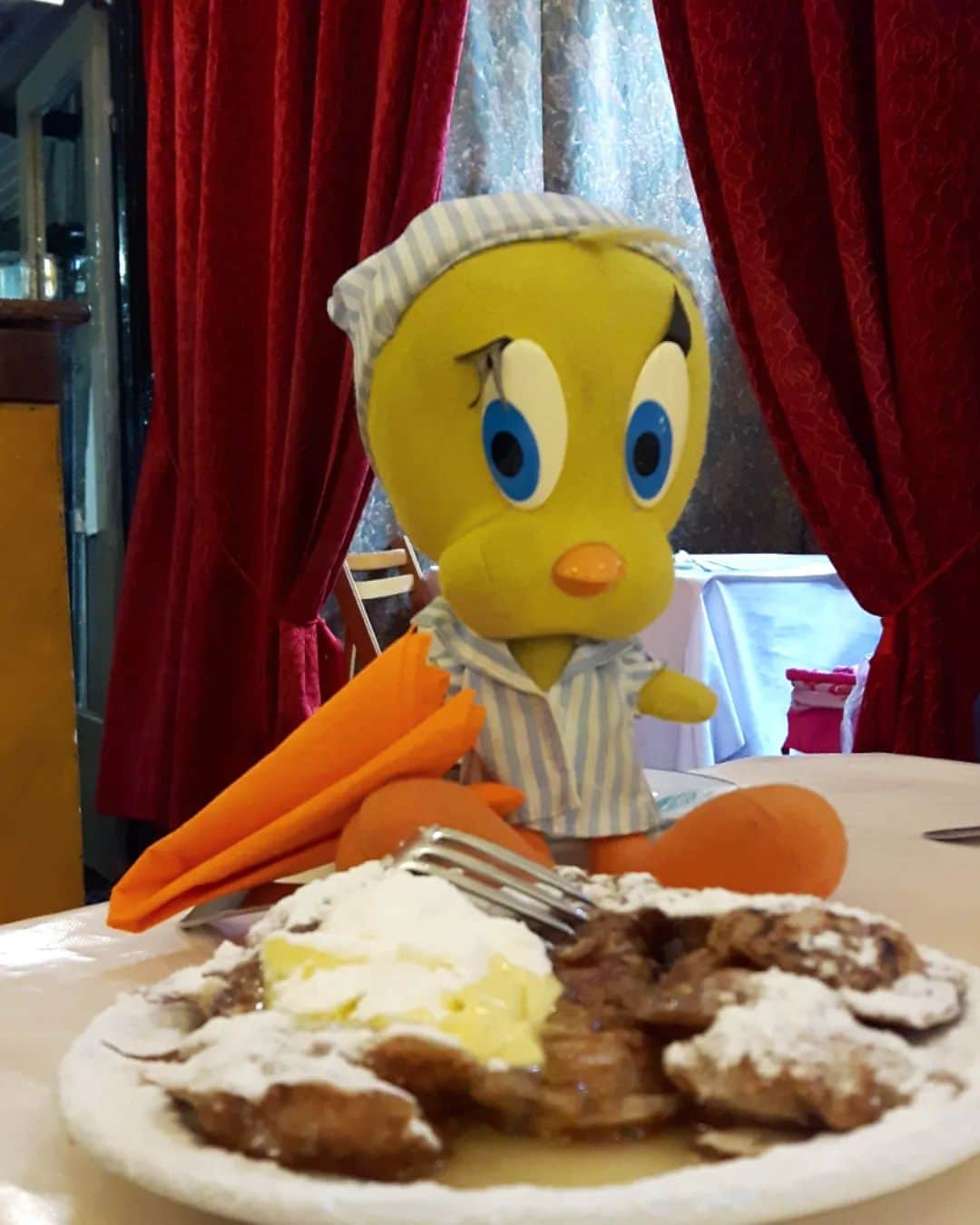 Little Yellow Birdさんのインスタグラム写真 - (Little Yellow BirdInstagram)「Happy King's Day, the Netherlands! I'm having my traditional 'poffertjes' for lunch, with a royal splash of Grand Marnier! #littleyellowbird #tweety #tweetykweelapis #adventures #yellow #bird #koningsdag #koningsdag2023 #kingsday #poffertjes #royal #grandmarnier #butter #icingsugar #stuffedanimalsofinstagram #plushiesofinstagram」4月27日 21時51分 - tweetykweelapis