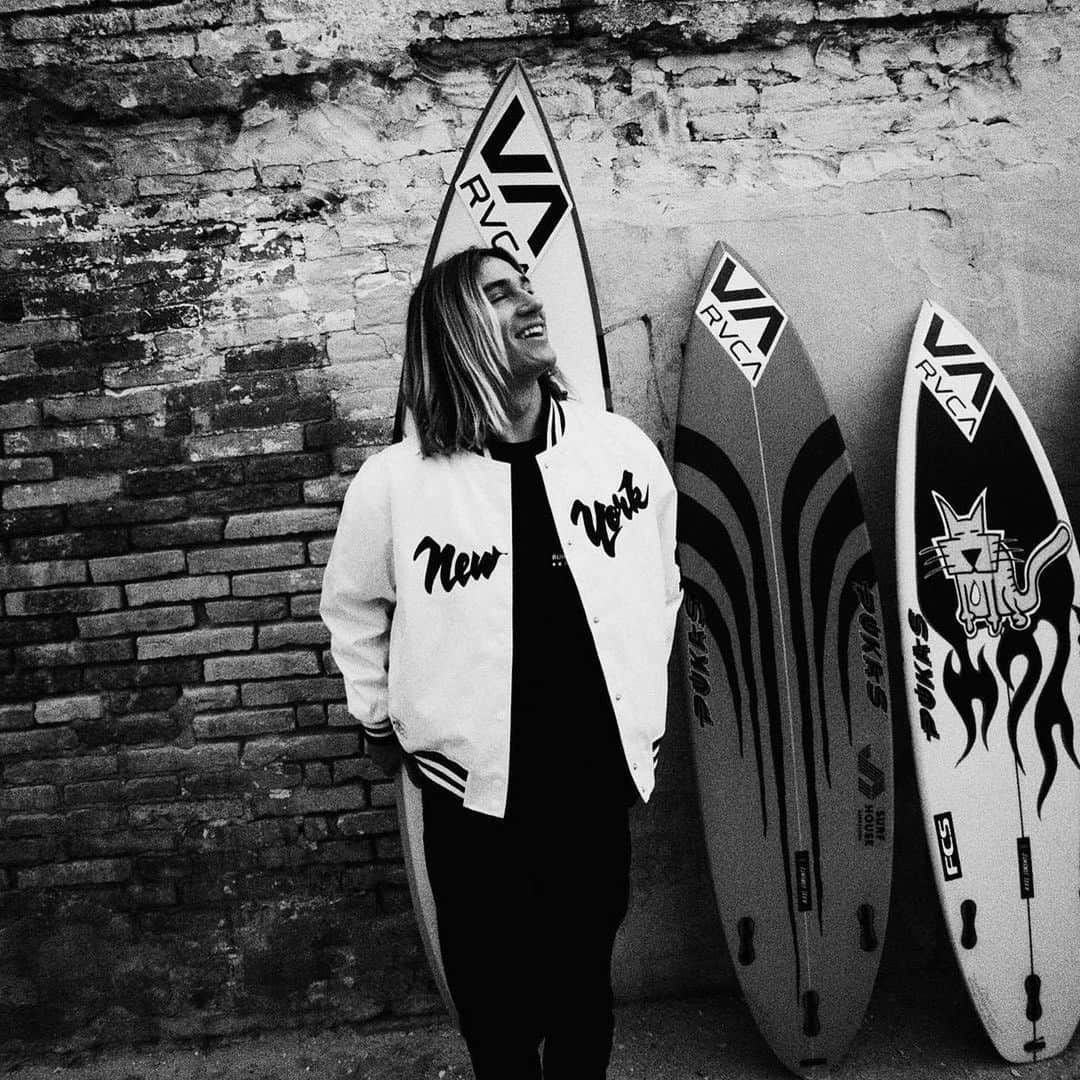 のインスタグラム：「@hugobcn9 ready for a long Indo season 🐱 🌊   Photography by @elevatorbeat   @rvca @rvcasurf  #RVCAeurope #RVCAsurf #RVCA #balanceofopposites #VA」
