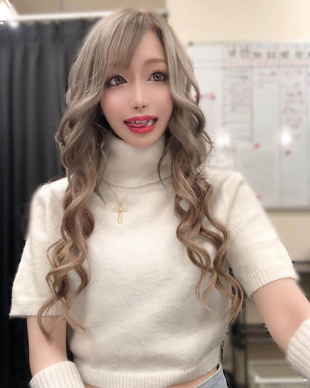 三上絵梨華さんのインスタグラム写真 - (三上絵梨華Instagram)「@a_clinic_ikebukuro の柚崎先生@aclinic_yuzaki に A式鼻先シャープ術を受けてから10日がすぎました🪼  術中の痛みはぜろ！！ 腫れもほとんどないからその日から仕事にも行けたよ😌  鼻っていちばん顔の印象変わるし シュッとしたから化粧するのも楽しくなって自信つく🫶  自然に、ダウンタイムなく鼻を高くしたいひとにおすすめです🩷  #a式鼻先シャープ術 #鼻先革命 #aclinic #aclinic銀座 #aclinic横浜 #aclinic新宿 #aclinic名古屋 #aclinic大阪 #aclinic福岡 #aclinic池袋 #aclinic仙台 #aクリニック #エークリニック #美容外科 #鼻整形 #横顔美人 #鼻美人 #柚崎一輝」4月27日 21時44分 - erikasamaaaaa