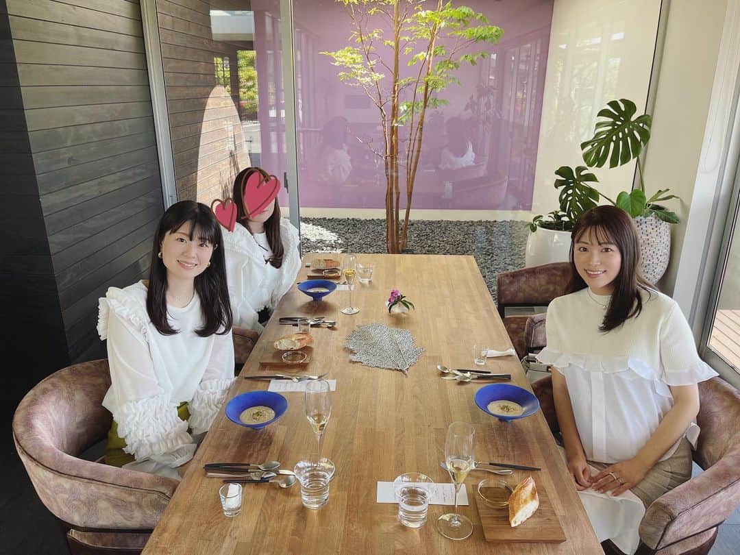 本田朋子のインスタグラム：「Lunch♡♡ ゆっくりとコース料理をいただくのは久しぶり。 盛り付けの美しさにもうっとり〜。 たまには大人な時間も必要ですね。」