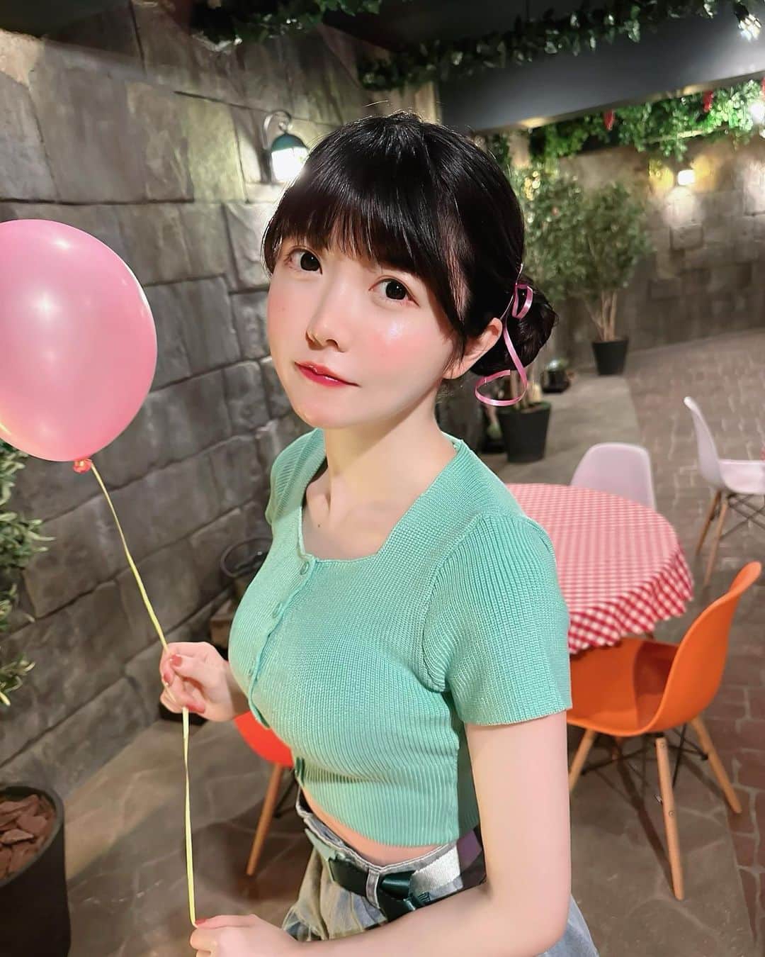 のインスタグラム：「MV衣装です🎈  新曲Heroismぜひ見てね✨   #お団子  #ツインお団子  #ヘアアレンジ#knit  #ニット  #skirt  #スカート  #miniskirt  #ミニスカート  #黒髪  #黒髪ロング  #japanesegirl  #japanesemodel #攝影 #旅遊攝影 #拍攝 #寫真 #攝影日記 #人像攝影 #攝影師 #互惠 #拍照 #人像摄影 #攝影日常」