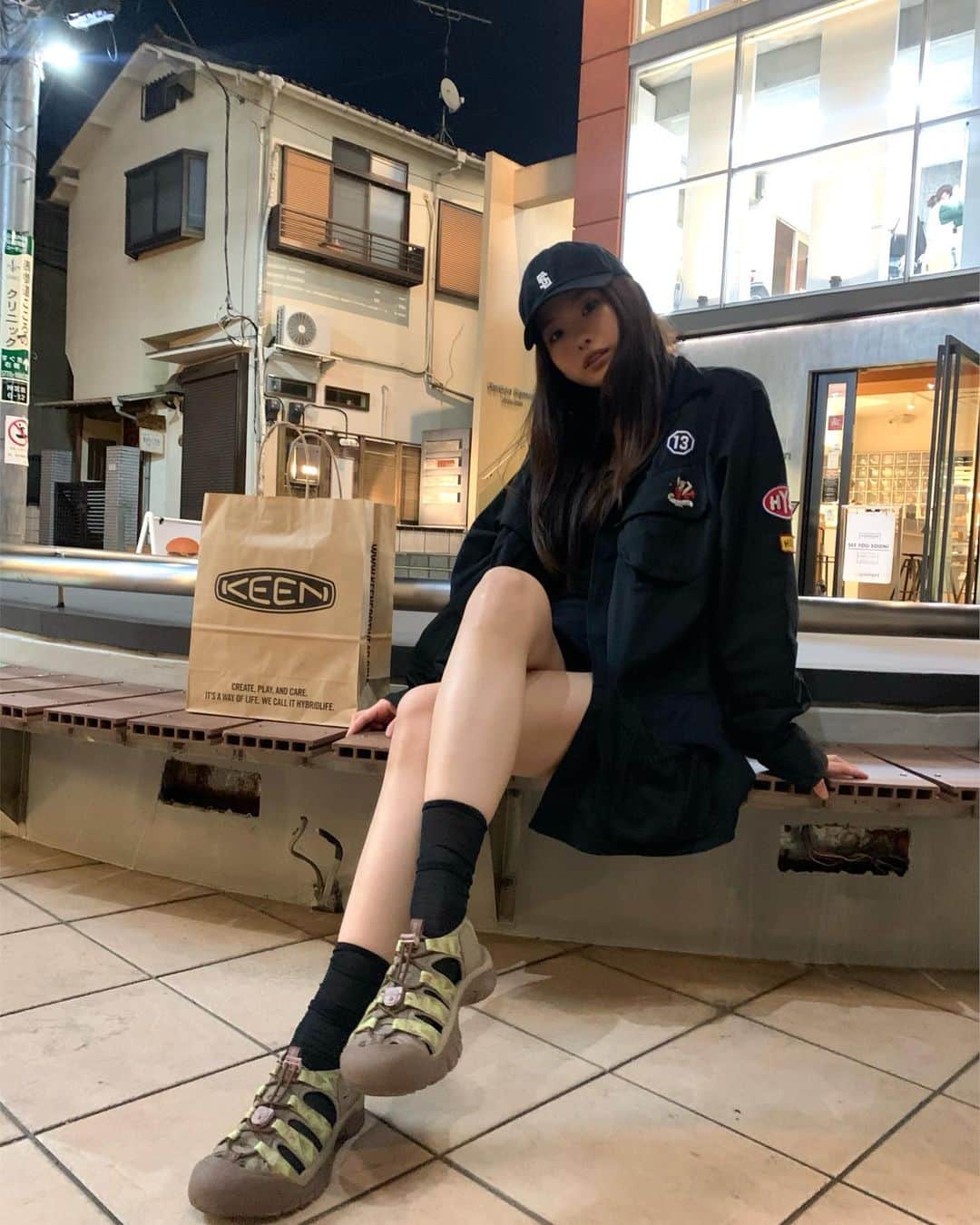 平野沙羅のインスタグラム：「明日4/28(金)に表参道の明治通りに グランドオープンする KEEN GARAGE HARAJUKUに 一足お先にお邪魔しました🥾💛  デザインもベーシックなものからカラバリも豊富。 サンダルのフィット感最高すぎる！ わたしは、ニューポート レトロ × Smokey Bear 🧸  そして、4月28日(金)〜30日(日)にKEEN & NEWPORTの博物館がコンセプトの「KEEN Gallery」を開催するみたい🌿ぜひ行ってみてね。  #KEEN #KEENGARAGE #HARAJUKU #LIFEISKEEN」
