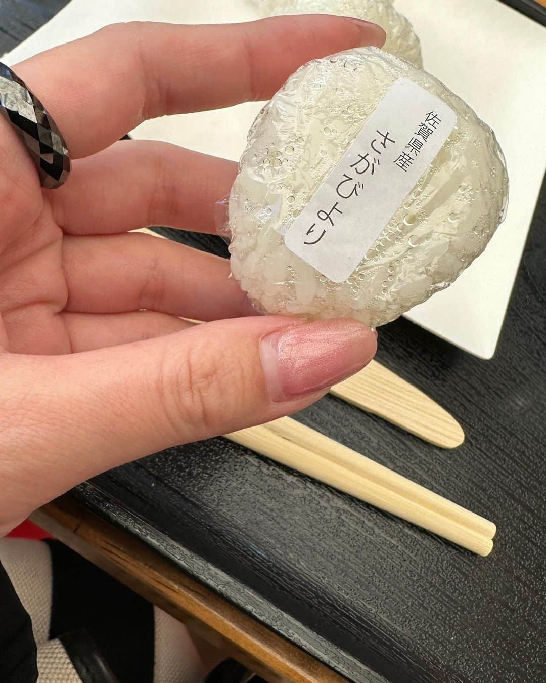 児玉アメリア彩さんのインスタグラム写真 - (児玉アメリア彩Instagram)「【CRAFT SAKE WEEK 2023】 ⁡ おかえりなさい！の久々開催！ 今年も六本木ヒルズアリーナにて🍃 ⁡ 日本酒イベント・CSWに遊びに行ってきました！ ⁡ 過去にはお手伝いをしたこともあるこちらのイベント、やっぱり立地よきでふらっと立ち寄れる気楽さが素晴らしい。 参加者も他日本酒イベントとは違った顔ぶれなのも特徴と魅力だなぁ 建築の美しさにも見惚れます🧡 ⁡ ⁡ ⁡ 今年初開催の「にほんもの学校」では、 生産者さんのお話を伺いながら「にほん」の「ほんもの」を学ぶことができる体験型イベント🇯🇵 ⁡ ⁡ 最終日の今日は、五つ星お米マイスター・米食味鑑定士・「株式会社山田屋本店」6代目の秋沢毬衣さんと、 私が初めて十四代という日本酒に出会うきっかけになった大好きな日本料理店「La BOMBANCE」のオーナーシェフ岡元信さんをゲストに、   お米の品種や味わいの違い、テイスティングなどを体験させていただきました💛 ⁡ 改めて食べ比べると、食感や柔らかさに加えて、それぞれの粒の際立ちの違いも感じられて楽しかった…！ ⁡ ⁡ ⁡ お世話になっている蔵元様や知ったお顔にも遭遇、ご挨拶できて幸せでした 本日は日本酒完売だったそう！さすがの人気🎀 ⁡ イベントは30日まで開催！ 「CRAFT SAKE WEEK」でぜひ検索を🍶 ⁡ ⁡ ⁡ ⁡ #にほんもの #にほんものストア #にほんもの学校 #craftsakeweek #csw2023 #日本酒 #日本酒イベント #pr」4月27日 21時49分 - aya_amelia_kodama