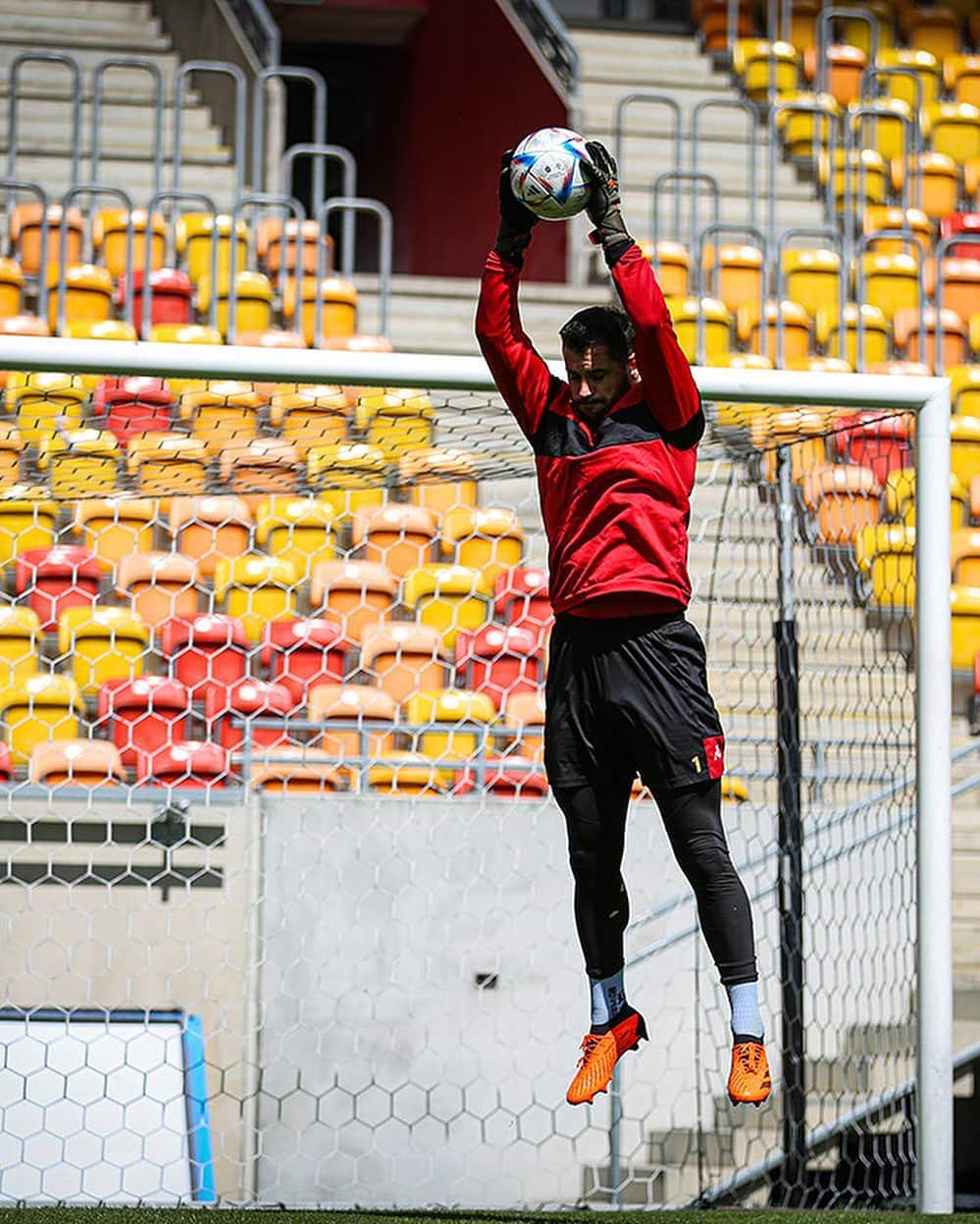 ズラタン・アロメロヴィッチさんのインスタグラム写真 - (ズラタン・アロメロヴィッチInstagram)「Zlatan The Goalie😎☀️⚽️  #jagiellonia #bialystok #białystok #zlatan #goalie #trening #training #bramkarz #goalkeeper」4月27日 21時50分 - zlajoo33