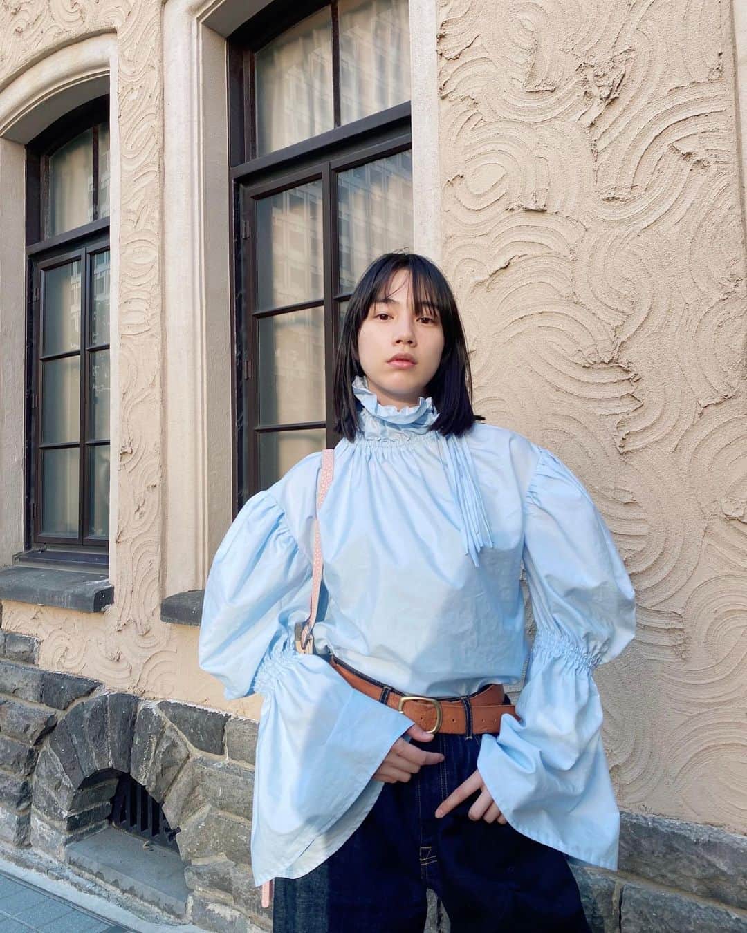 のん（能年玲奈）のインスタグラム：「今日は、自分で作ったブラウスを着て出かけた🦕 気持ちいー天気でしたね。」
