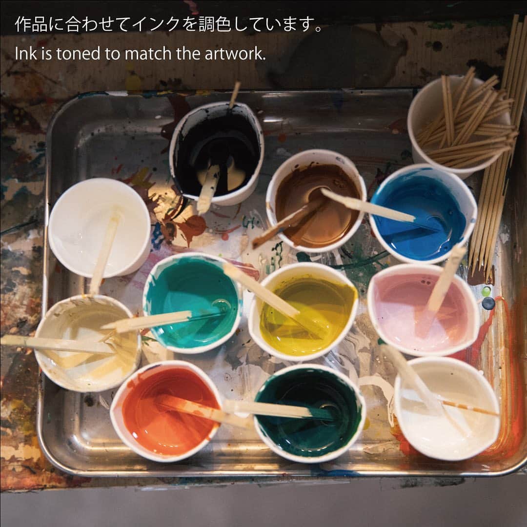 吉田カバン 表参道さんのインスタグラム写真 - (吉田カバン 表参道Instagram)「「DWS in the PORTER Gallery 1」  日本の伝統技術「墨流し」の技法を改良し再解釈した「色流し（しきながし）」という独自のペイントスタイルで活動する「極彩色流シ表現集団」"DWS"（Dirty Workers Studio Japan）のイベントを開催します。  開催場所：PORTER OMOTESANDO the PORTER Gallery 1 開催期間：2023年4月29日（土）〜5月8日（月）  このイベントでは「DWS × PORTER」のコラボレーションアイテムを発売いたします。バッグの一部にDWSが一点一点ペイントを施したレザーパーツを採用したスペシャルアイテムです。  ・2WAY DUFFLE BAG ￥121,000-(tax included) KHAKI  ・BACK PACK ￥96,800-(tax included) BLACK  ・WAIST BAG ￥55,000-(tax included) BLACK、KHAKI  ・TOOL BAG ￥55,000-(tax included) BLACK、KHAKI  ・LAPTOP CASE ￥50,600-(tax included) KHAKI  ・MOBILE SHOULDER BAG ￥46,200-(tax included) BLACK、KHAKI  ※こちらのアイテムはすべての柄が異なります。 ※コラボレーションアイテムはPORTER OSAKAとPORTER GINZAでも発売いたします。  4月29日（土）・30日（日)はDWSメンバーによる「色流し」を目の前で体験できるペイントイベントを開催いたします。DWSが作り出す色鮮やかな世界観をお楽しみください。  ぜひこの機会にお立ち寄りください。 スタッフ一同、皆様の御来店を心よりお待ちしております。  本イベントでコラボレーションアイテムをご購入いただいたお客様に、DWSがペイントを手掛けたスペシャルアイテムをプレゼントいたします。  ※カラーの配色などをお選びいただき、目の前でペイントをお楽しみいただけます。 ※ペイントにはお時間がかかるため、お待ちいただく場合がございます。 ※数量限定のため、スペシャルアイテムのお渡しができない場合もございます。  DWSはこちら https://www.instagram.com/dwsjapan/  PORTER OMOTESANDOはこちら https://www.yoshidakaban.com/shopinfo/omotesando/  #yoshidakaban #porter #porterflagshipstore #omotesando #dws #dirtyworkersstudiojapan #吉田カバン #ポーター #ポーターフラッグシップストア #表参道」4月27日 21時50分 - porter_flagship_store