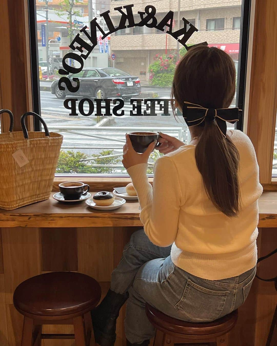 岡元優香さんのインスタグラム写真 - (岡元優香Instagram)「.  4/18 open. 📍AK coffee / 大山 @akcoffee_ohyama   このカウンターの席が素敵🤍 デザートはまたのせます！！ ラテアートがきれいてした✨  - open - 11:00〜  - access - 大山駅🚉  #大山カフェ」4月27日 21時51分 - ___o3yuka._