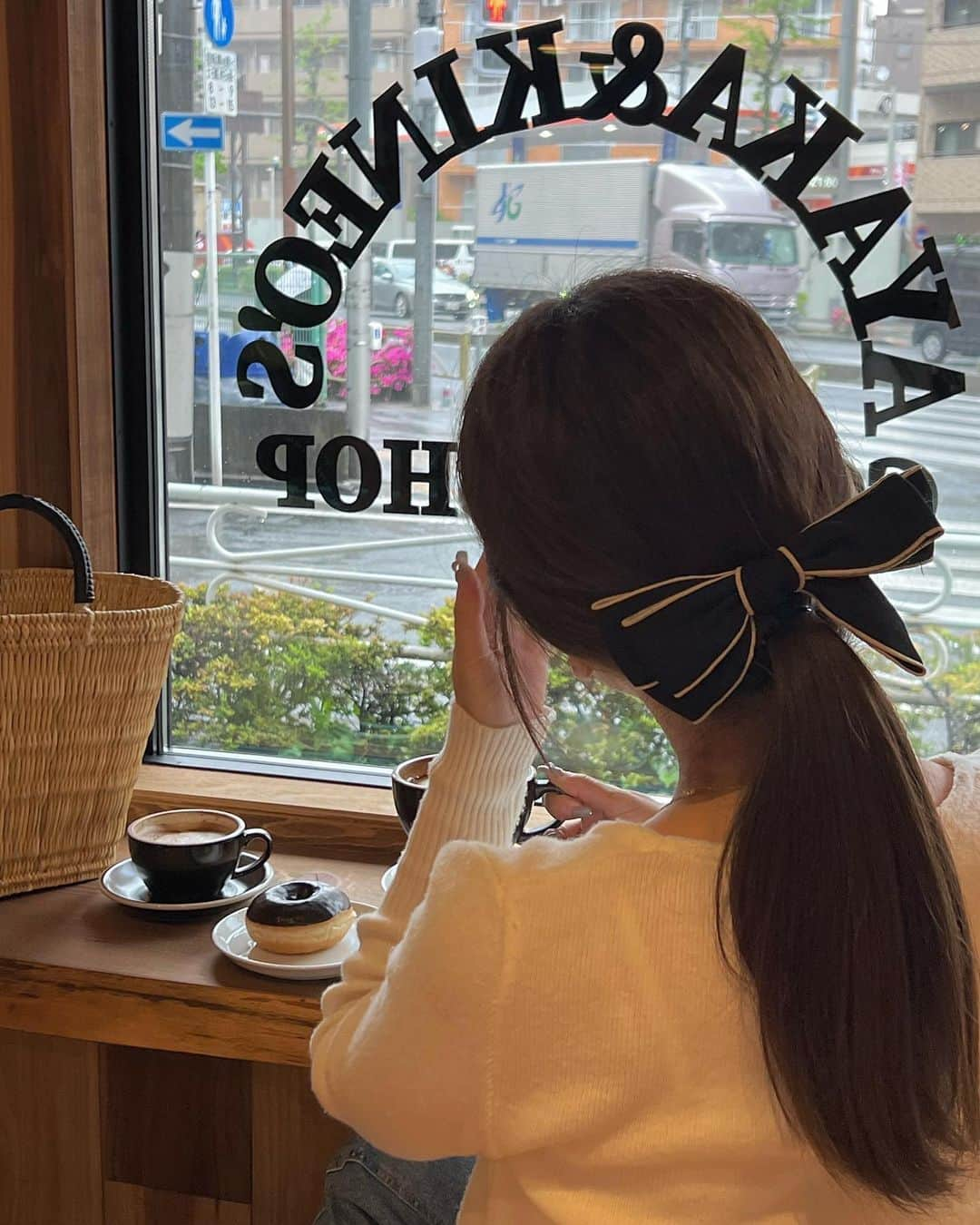 岡元優香さんのインスタグラム写真 - (岡元優香Instagram)「.  4/18 open. 📍AK coffee / 大山 @akcoffee_ohyama   このカウンターの席が素敵🤍 デザートはまたのせます！！ ラテアートがきれいてした✨  - open - 11:00〜  - access - 大山駅🚉  #大山カフェ」4月27日 21時51分 - ___o3yuka._