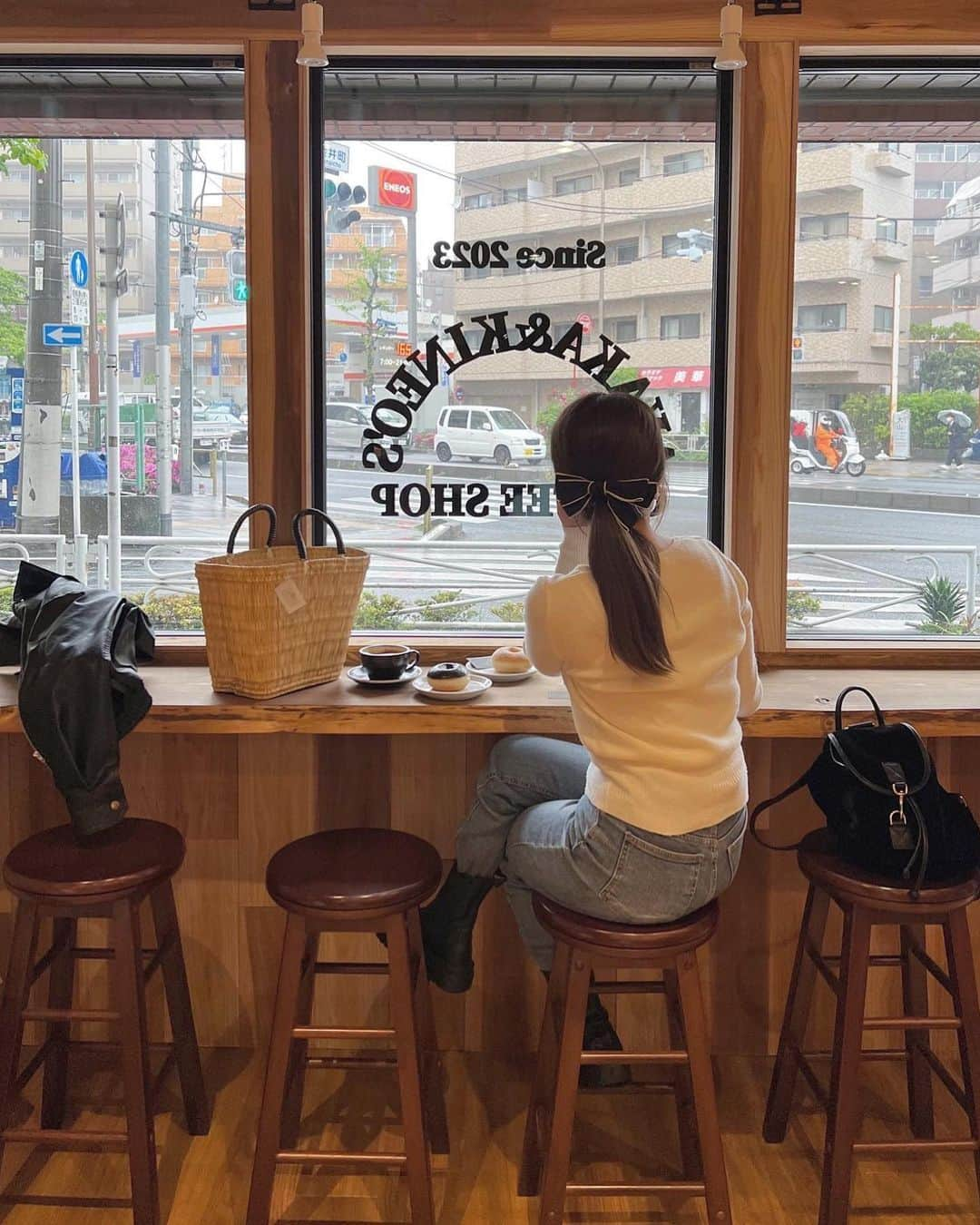 岡元優香さんのインスタグラム写真 - (岡元優香Instagram)「.  4/18 open. 📍AK coffee / 大山 @akcoffee_ohyama   このカウンターの席が素敵🤍 デザートはまたのせます！！ ラテアートがきれいてした✨  - open - 11:00〜  - access - 大山駅🚉  #大山カフェ」4月27日 21時51分 - ___o3yuka._