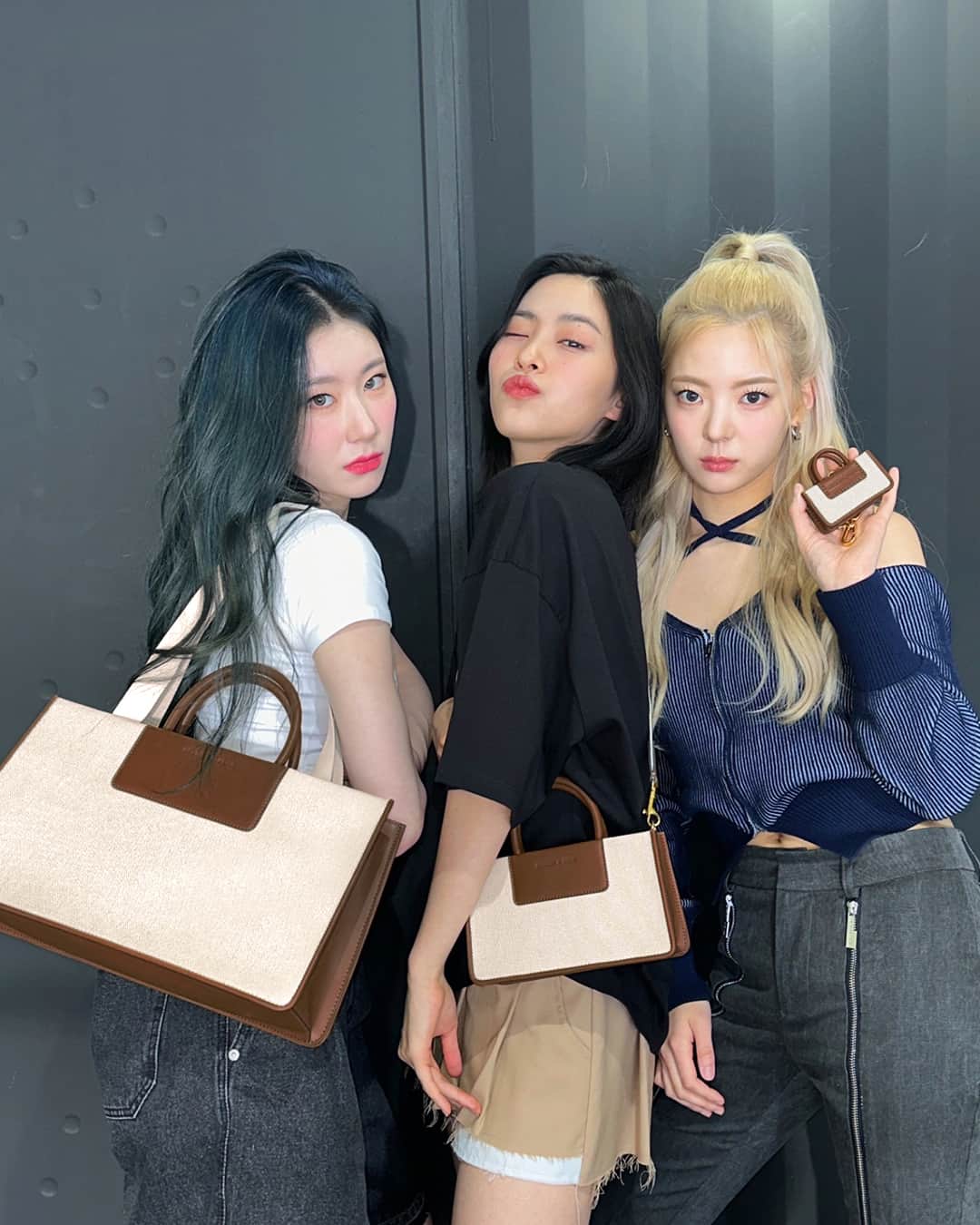 CHARLES & KEITHさんのインスタグラム写真 - (CHARLES & KEITHInstagram)「@itzy.all.in.us are big fans of all three bags in the awesome Astra range, which are inspired by the everyday essentials that they use.   Click on the link in bio to shop the Summer 2023 #ITZMINE Collection.  #ITZYxCharlesKeith #CharlesKeithSS23 #CharlesKeithOfficial」4月27日 22時00分 - charleskeithofficial