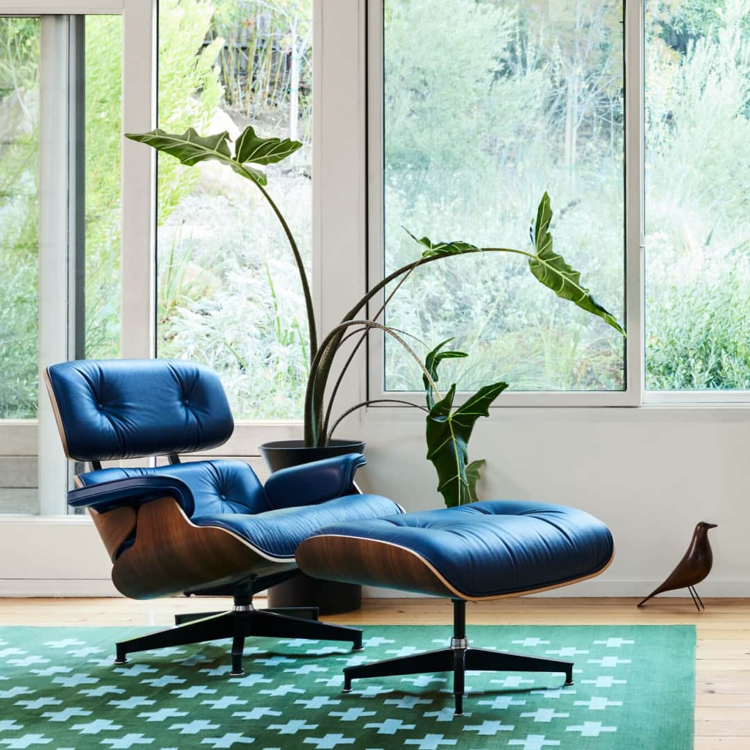 Herman Miller （ハーマンミラー）のインスタグラム：「Our biggest sale of the year is here. Reimagine your home this spring with 15% off best-sellers like the Eames Lounge Chair and Ottoman and Aeron chair. Plus, enjoy free shipping and use code EXTRA5 for additional savings. Tap the link in bio to shop.  Sale available in NA, EU, and LAC. See regional websites for product inclusions.」