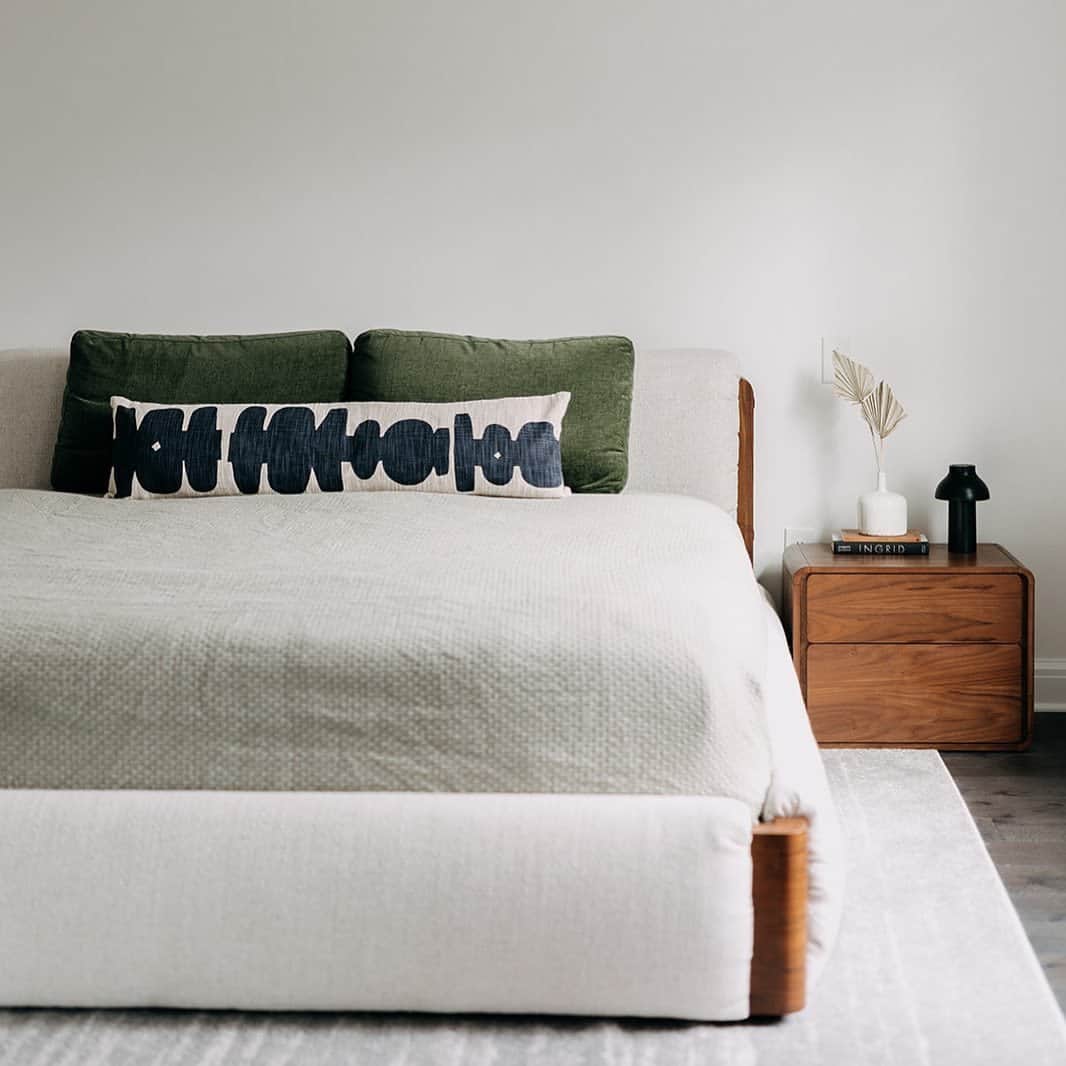 west elmさんのインスタグラム写真 - (west elmInstagram)「Our new favorite lumbar pillow (bonus: it's under $60). Swipe to see styling ideas and tap to bring the look home. Shared by @kendalldesignbuild / photo by @shelbydubinphotography / design by @mrselkfarm / styling by @moz_interiors and @anncnguyen / photo by @kevinbrost #mywestelm」4月27日 22時00分 - westelm
