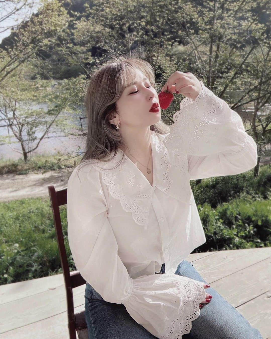 puinpiのインスタグラム：「Pui vintage like blouse  ヴィンテージライクなコットンのブラウスを作りました♡  ： ： 私がずーっと大好きな物の1つ ヴィンテージのコットンブラウス。  サイズとディティールが合う物に巡り合うのはなかなか難しい😮‍💨…  よしつくろう🦦と…  ： ：  スカラップと刺繍がかわいい襟は 丸みがですぎないようにラインをとっていて、  Puiではお馴染みのキャンディスリーブは、 ブラウジングしても可愛いように袖口を広く、長めのキャンディにしています♡  私はお気に入りすぎて、2枚キープ予定…  じつはいちご狩りにて嬉しくて🍓をブラウスに乗せて写真とったら赤く染まっちまいました…🦦←  🍓には気をつけてね←  2023/04/29 PM21:00 release  #Pui#Puishop#ブラウス#白ブラウス#コットンブラウス#ブラウスコーデ#ピクニック#グランピング#いちご狩り#ヘアスタイル#ミルクティーベージュ#デニムコーデ」
