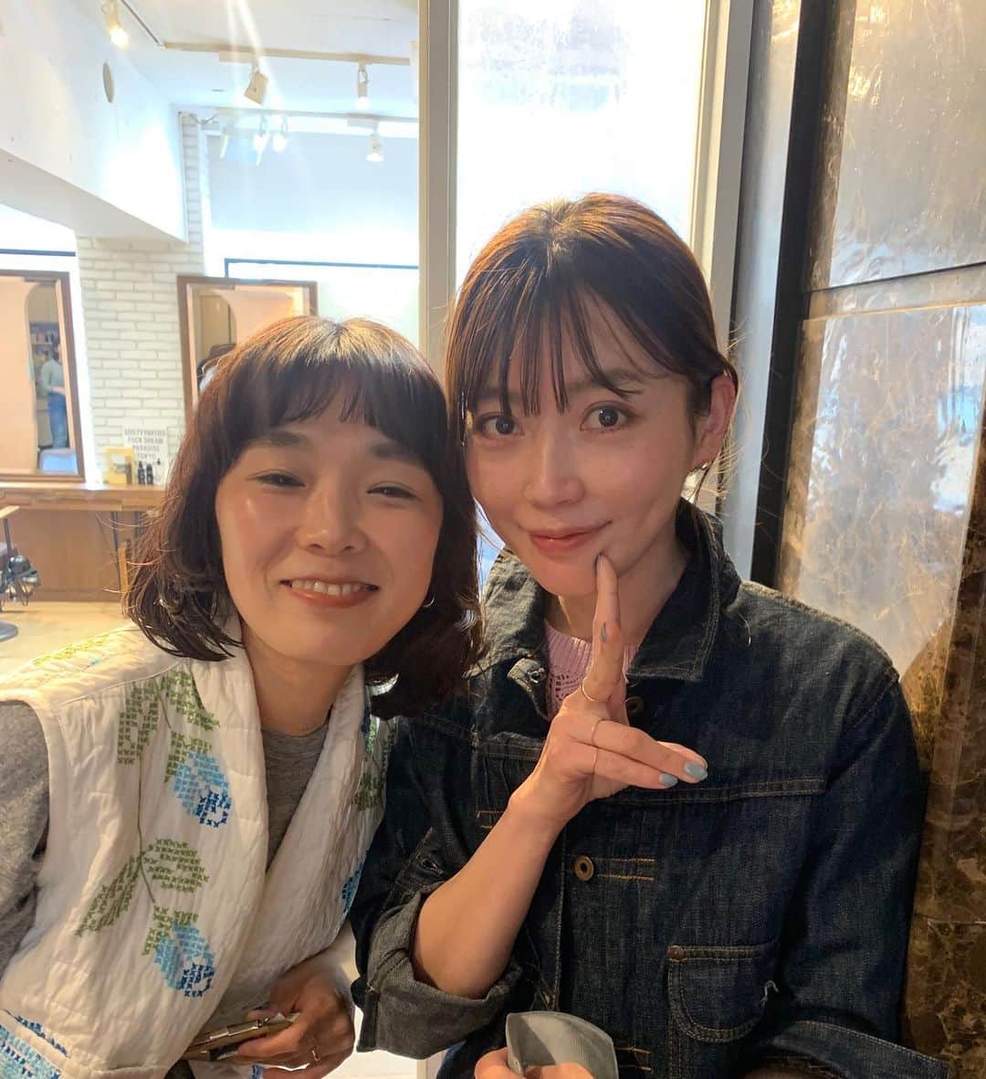 高橋まりなのインスタグラム：「. 何十年ぶりかの再会♡ 愛さん☺️ 変わらないほんわかオーラに、ぷるぷるの赤ちゃん肌で、それだけで癒された♡ 2枚目は10代かな？ 愛さんのモデルをした時の✨ なつかしいなぁ☺️ . . . #愛さん#LOAVE」