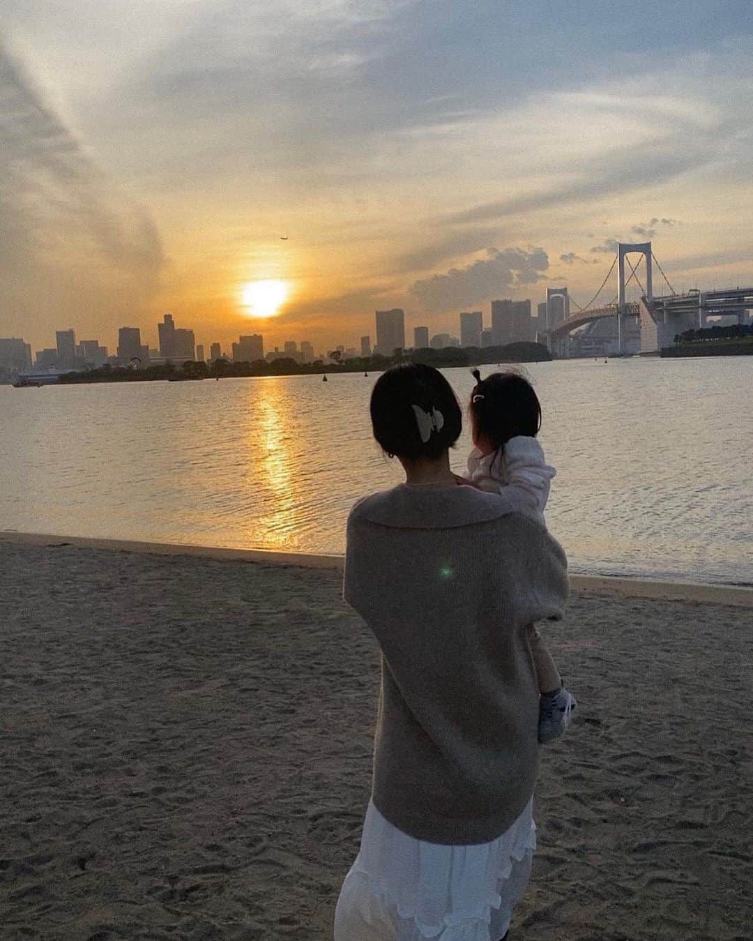 のインスタグラム：「砂遊びした後は夕陽を見ながら🥂✨🌕 テラスが気持ちのいい季節さいこー！♡ 一番好きな気候がいよいよやってくる。。🫶🏻🤍☀️ そんな5月は私にとってもタネタネにとっても環境の変化があるので、少しドキドキと寂しさと色んな感情のこの頃です…🥲🪿🥚  #ぴーこーで #タネタネ記録 #双子」
