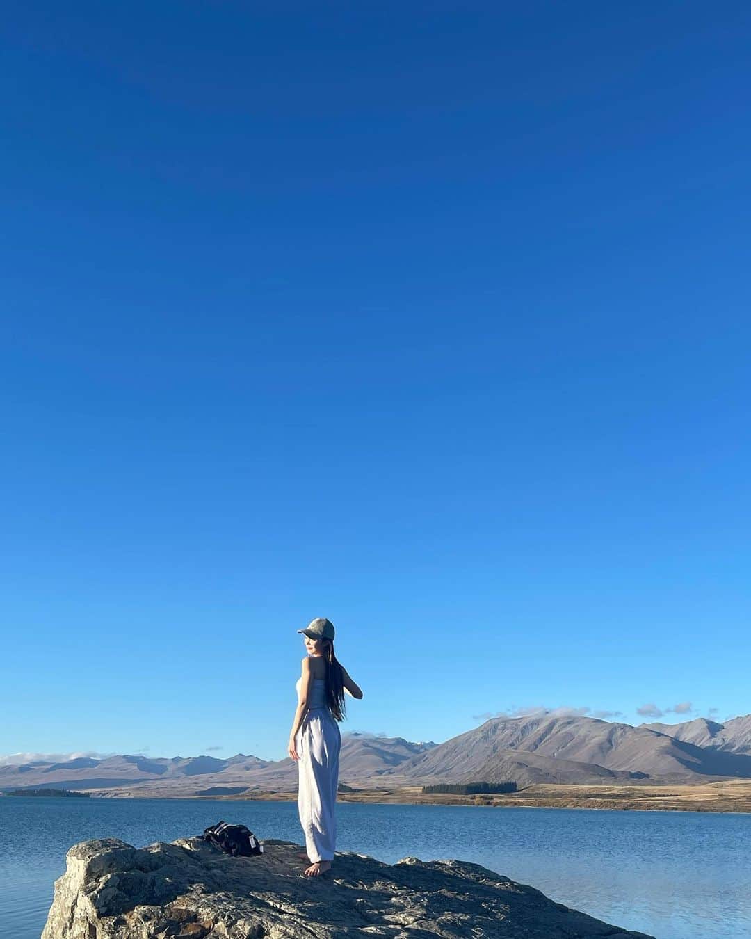 ももなのインスタグラム：「ニュージーランド🇳🇿 テカポ湖🏊  世界一の星空が見えるで有名なテカポ🌌 バンタンも来てたらしいね 絵みたい なーーーんにもないけど ぼーーーーっとできる こんなとこ来たし携帯捨てて デジタルデトックスしよかな 思ったけど気ついたら インスタに載せる写真 パシャパシャ写真撮ってる自分 @(・●・)@  #ニュージーランド#テカポ湖#tekapo」