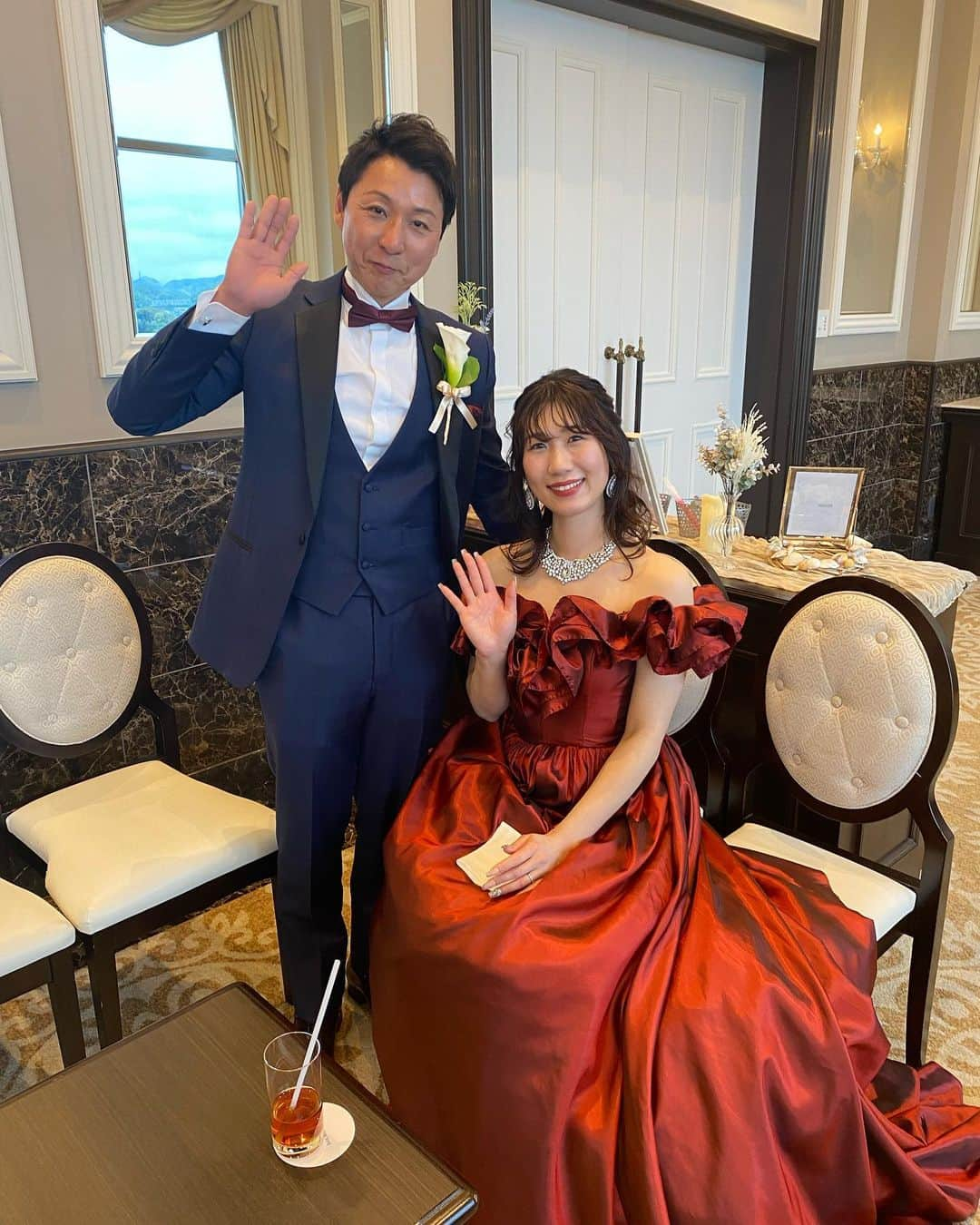 ホテルモントレ姫路ウェディングのインスタグラム：「・ @hotelmontereyhimeji.wedding ・ 先日ご結婚式をあげられたお客様💛 とにかく可愛い新婦さま👰‍♀️💍 可愛いが飛び交っておりました！！❤️ 真っ赤なドレスがとても似合っておられました⭐︎ 末永くお幸せに〜💖 いつでも遊びにいらしてくださいね^ ^  ・ -----------------------. ホテルモントレ姫路** ➭世界遺産・姫路城を一望できる 絶景のスカイチャペル☆* ・ ➭JR姫路駅直結の好立地 ・ 公式HPブライダルフェア予約は TOPのURLよりcheck☆* ☞@hotelmontereyhimeji.wedding -----------------------. ・  #プレ花嫁 #卒花嫁 #卒花  #結婚式 #結婚式準備  #結婚準備 #ウエディング #ウエディングレポ  #花嫁  #花嫁diy #挙式 #結婚式レポ #挙式レポ  #ウエディングドレス  #ホテルウェディング  #ウェディングフォト  #チャペル  #少人数婚  #お色直し  #ブーケ #カラードレス  #フラワーシャワー  #プロポーズ #指輪探し」