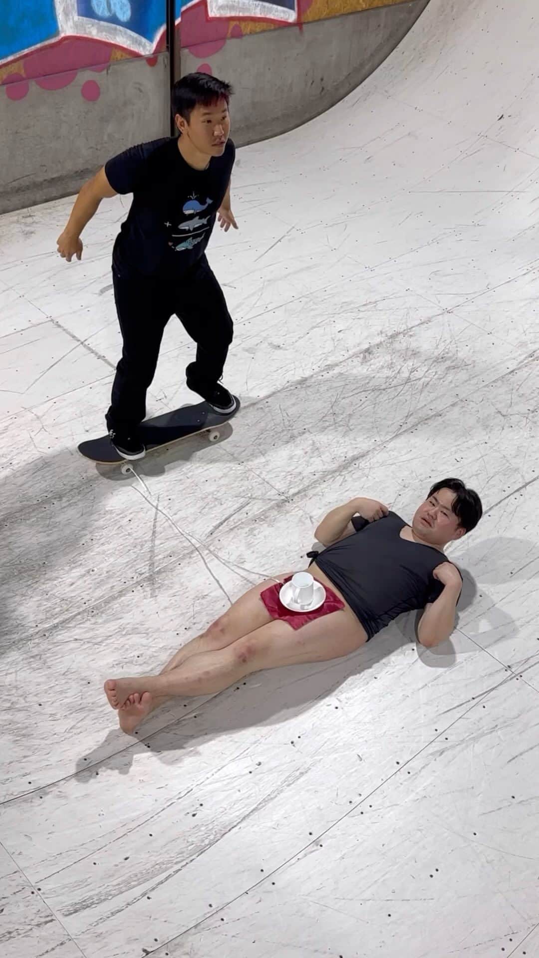 のインスタグラム：「【Tablecloth Pulling Challenge on a skateboard with @jasonparksucks !】 #ウエスp  #かわいい #kawaii #mad #cool #skateboard」