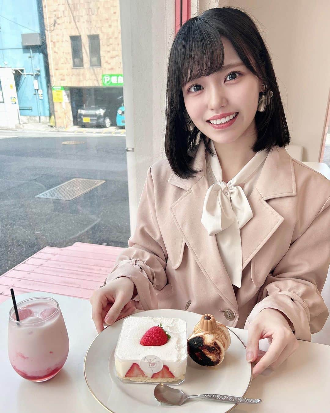 岩田陽菜さんのインスタグラム写真 - (岩田陽菜Instagram)「ぴんく~なカフェ🩰‎🤍  ボックスケーキとブリュレトゥンカロン🍓 トゥンカロン他にも色んな種類あって美味しいし可愛いかった🤭」4月27日 22時02分 - hina_naso_stu48