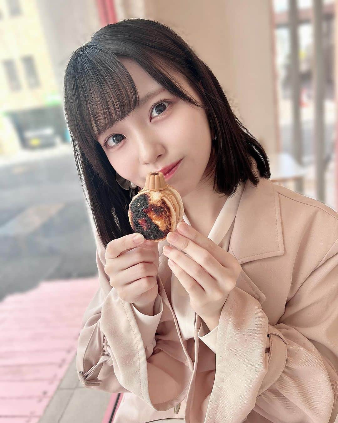 岩田陽菜さんのインスタグラム写真 - (岩田陽菜Instagram)「ぴんく~なカフェ🩰‎🤍  ボックスケーキとブリュレトゥンカロン🍓 トゥンカロン他にも色んな種類あって美味しいし可愛いかった🤭」4月27日 22時02分 - hina_naso_stu48