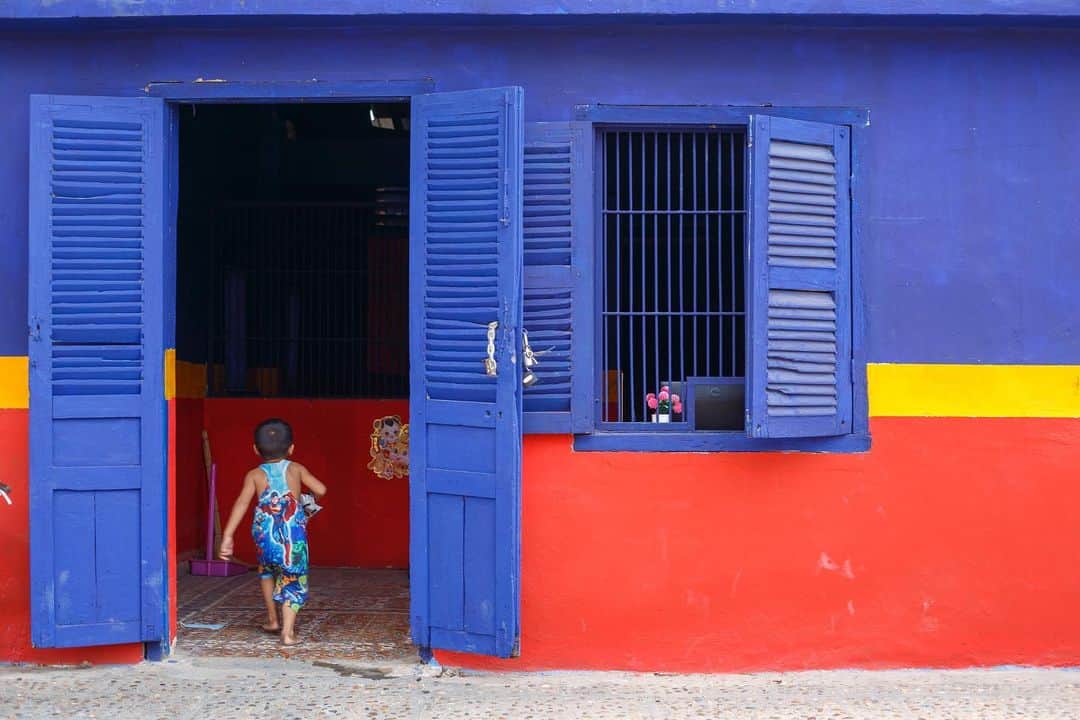 Shunsuke Miyatakeのインスタグラム：「Takeo Station /  Takeo Station is a small station located between the tracks connecting Phnom Penh and Sihanoukville. Trains stop at Takeo Station for only a few minutes a day. Some passengers get off the train to get something to drink or eat, while others get off to smoke.  Most passengers get back on the train when the whistle blows and continue on to Kampot or Sihanoukville.  Some people live in the station where hundreds of passengers stop for just a few minutes during the day.  I wonder if a child who has grown up seeing so many travelers, but only for a few minutes each day, will someday travel to the outside world full of different colors, instead of inside a house painted in three different colors, both outside and inside.  #phnompenhphotographycollective」